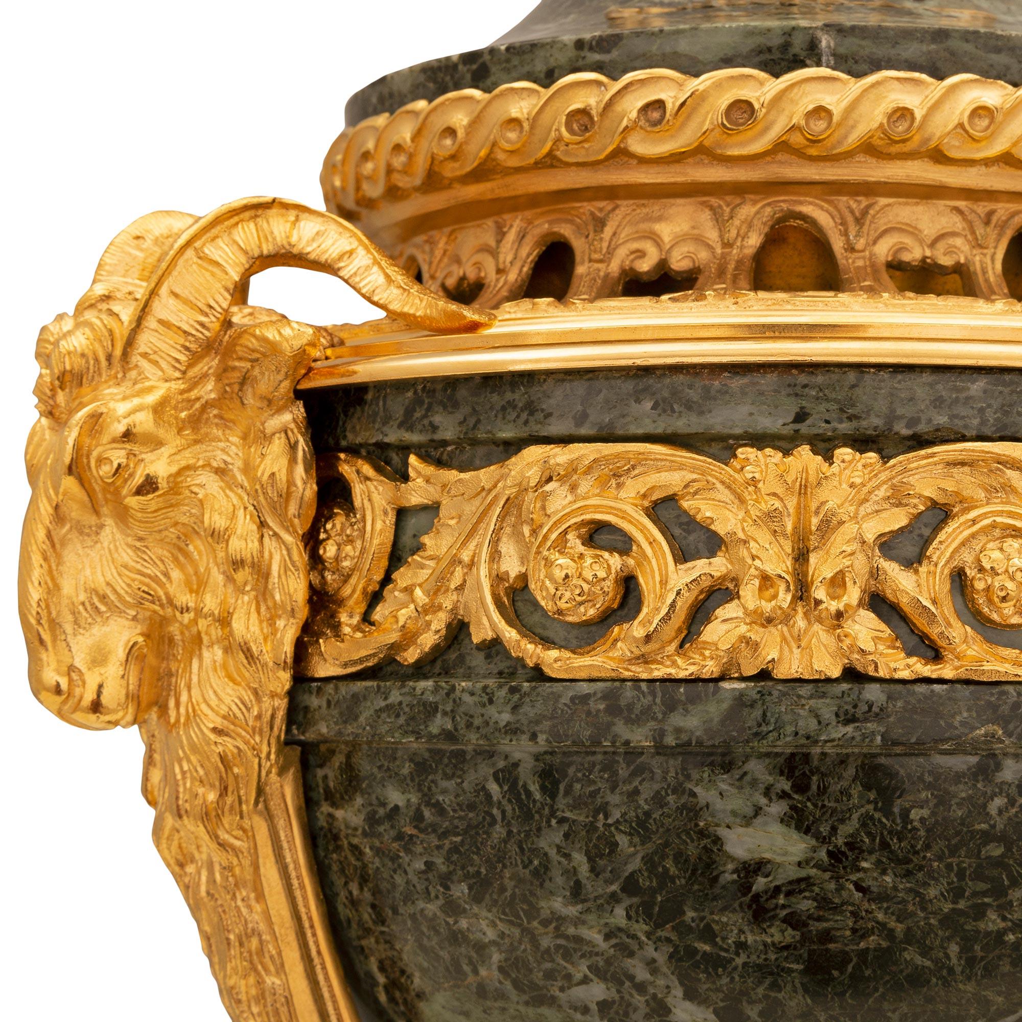 Paar französische Marmor- und Goldbronze-Lampen aus der Belle-Poque-Periode des 19. Jahrhunderts (Französisch) im Angebot