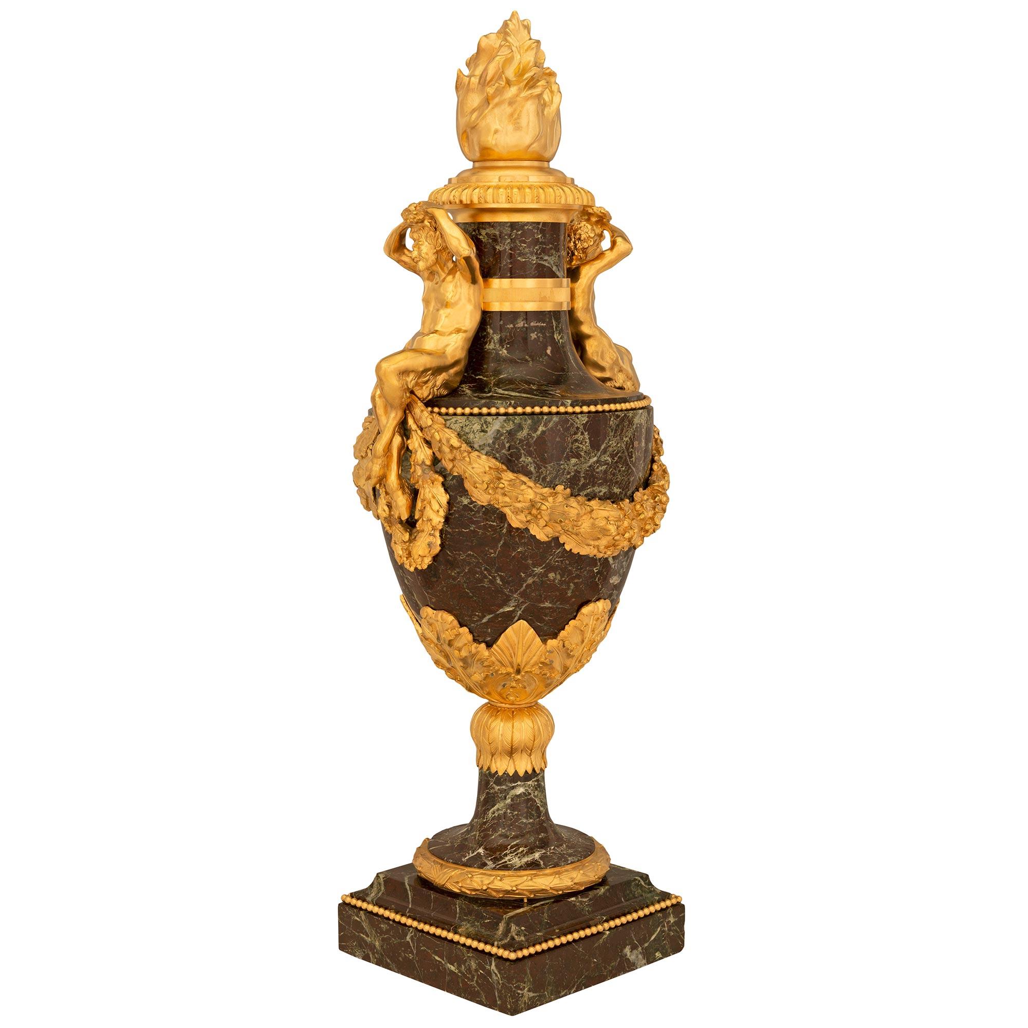 Français Paire d'urnes à couvercle en marbre et bronze doré d'époque Belle Époque du XIXe siècle en vente