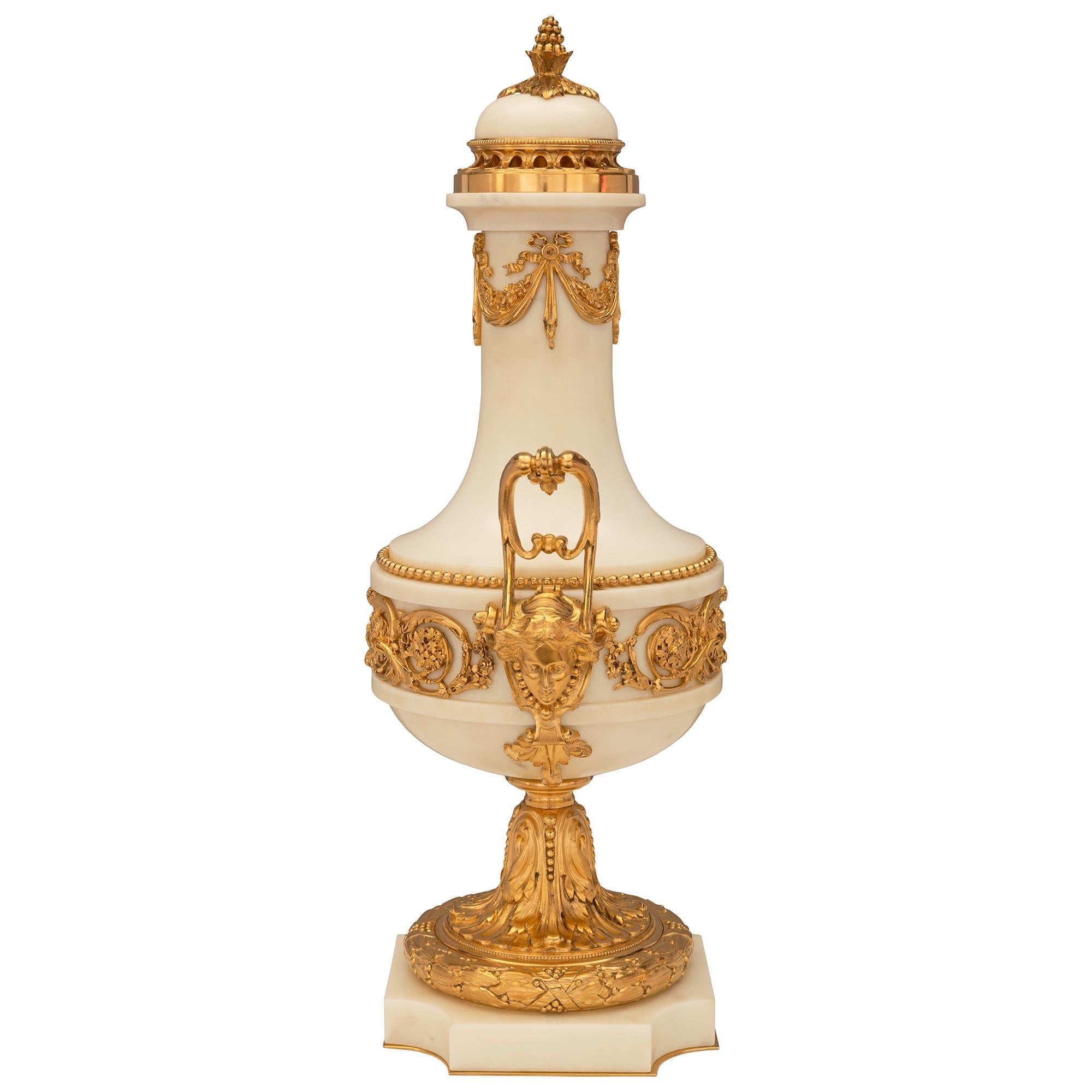 Pair Of French 19th Century Belle Époque Period Marble And Ormolu Lidded Urns In Good Condition For Sale In West Palm Beach, FL