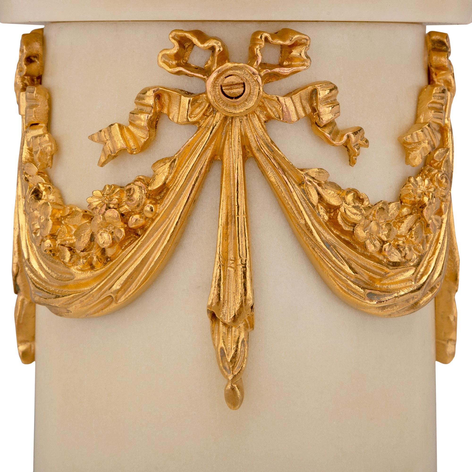 XIXe siècle Paire d'urnes à couvercle en marbre et ormolu du 19ème siècle de la période Belle Époque française en vente