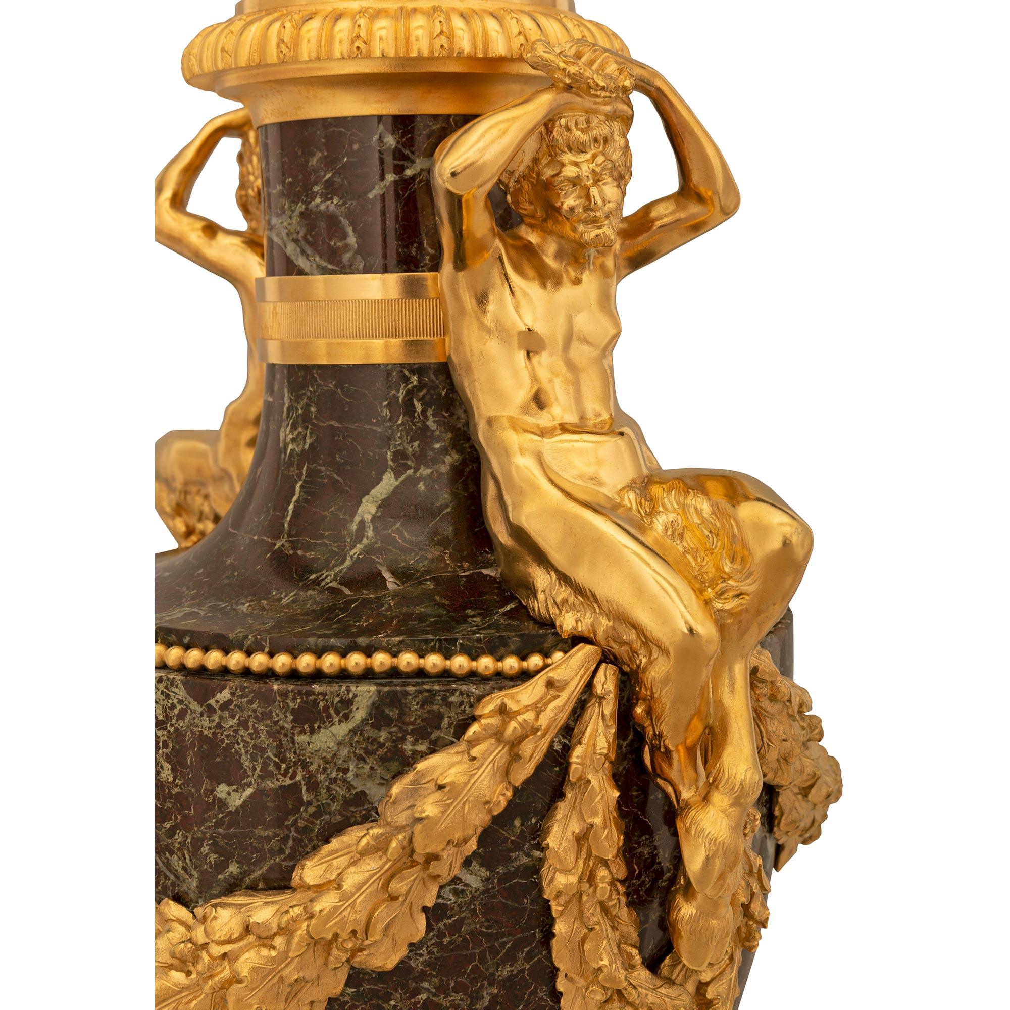 Paire d'urnes à couvercle en marbre et bronze doré d'époque Belle Époque du XIXe siècle en vente 1