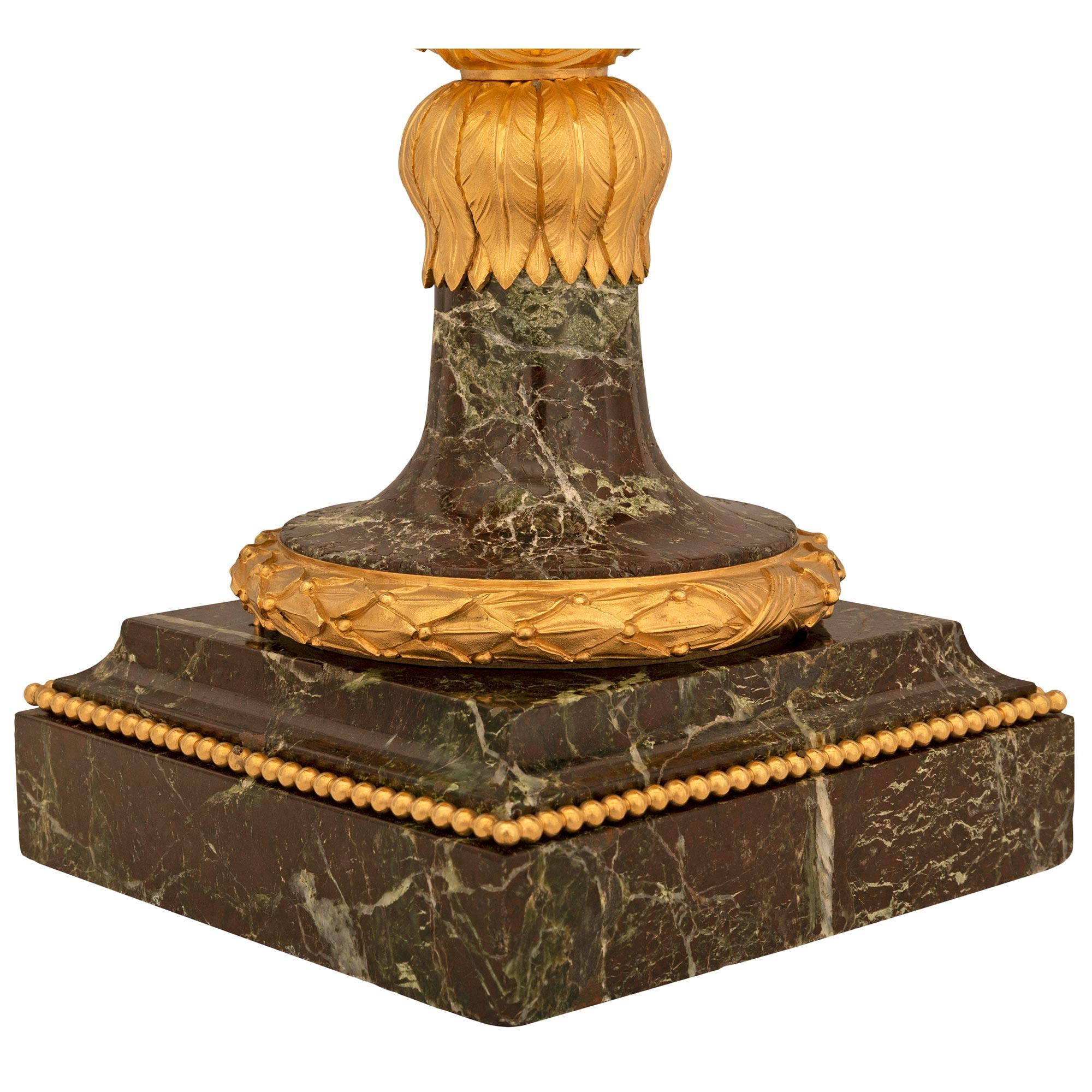 Paire d'urnes à couvercle en marbre et bronze doré d'époque Belle Époque du XIXe siècle en vente 3