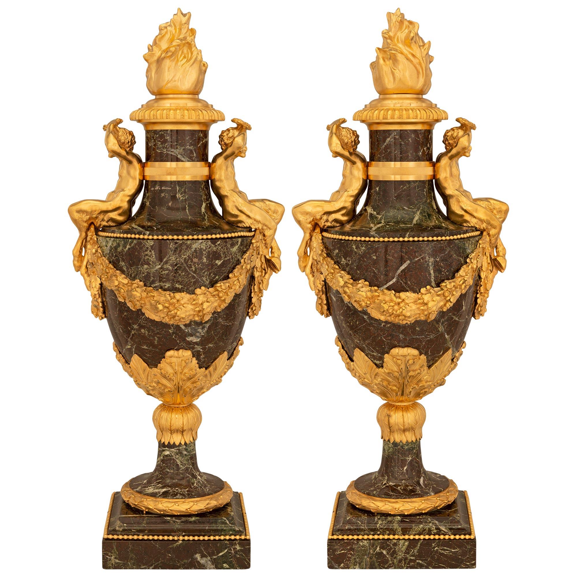 Paire d'urnes à couvercle en marbre et bronze doré d'époque Belle Époque du XIXe siècle en vente 4