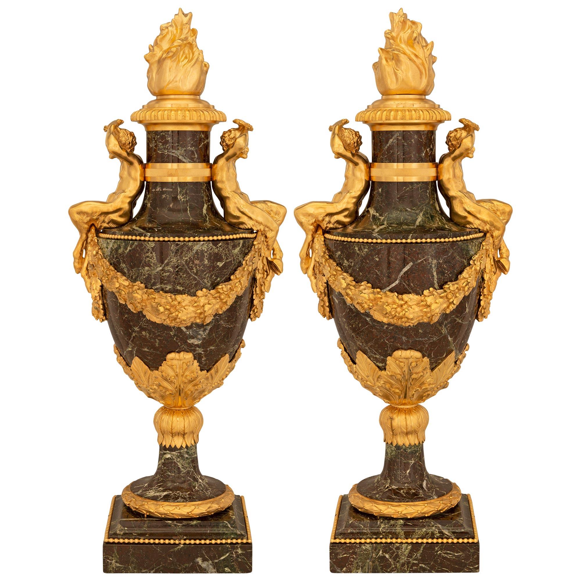 Coppia di urne francesi del XIX secolo con coperchio in marmo e ormolu del periodo Belle Époque in vendita 4