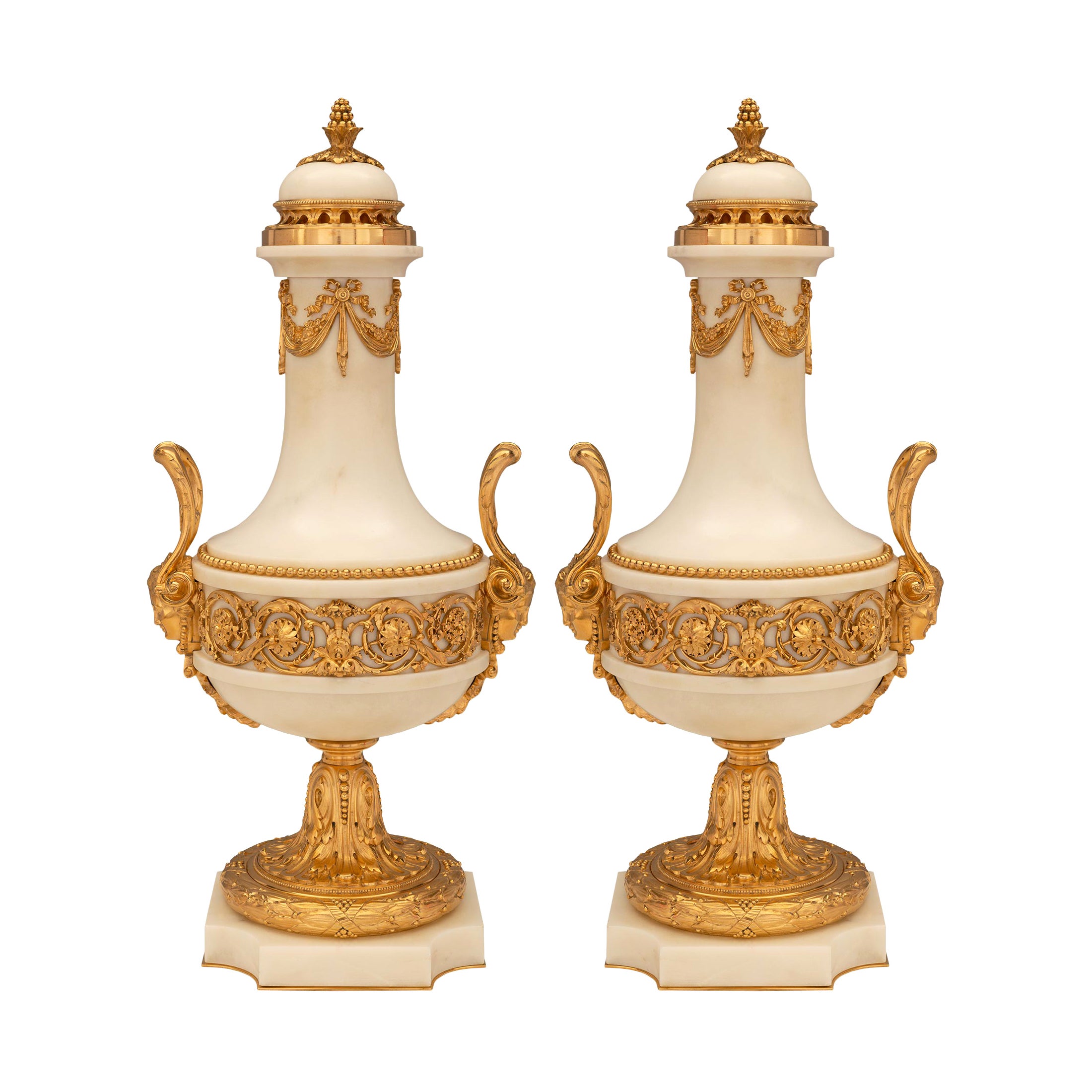 Pareja De Urnas Con Tapa De Mármol Y Ormolu Del Periodo De La Belle Époque Francesa Del Siglo XIX