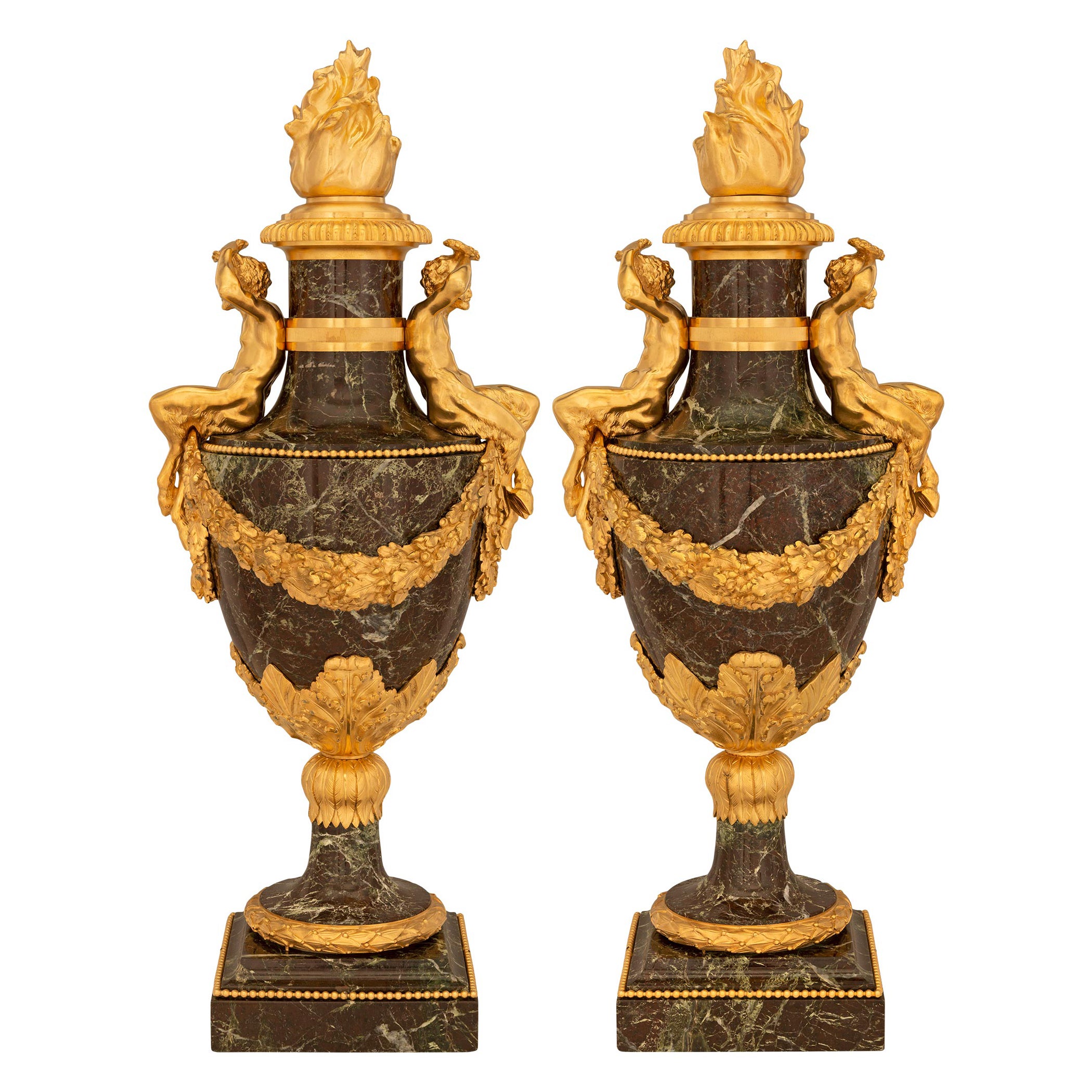 Pareja de urnas francesas con tapa de mármol y ormolina de la Belle Époque del siglo XIX