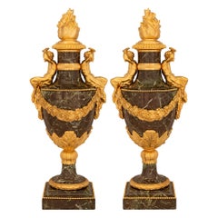 Pareja de urnas francesas con tapa de mármol y ormolina de la Belle Époque del siglo XIX