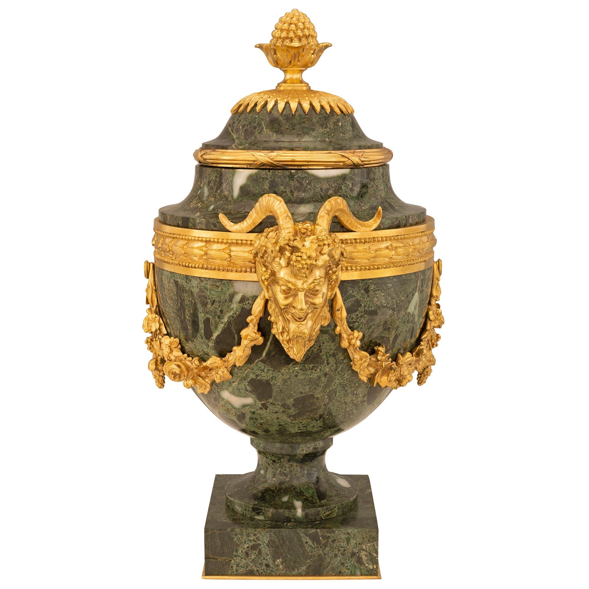 Français Paire d'urnes en marbre et bronze doré d'époque Belle Époque du XIXe siècle en vente