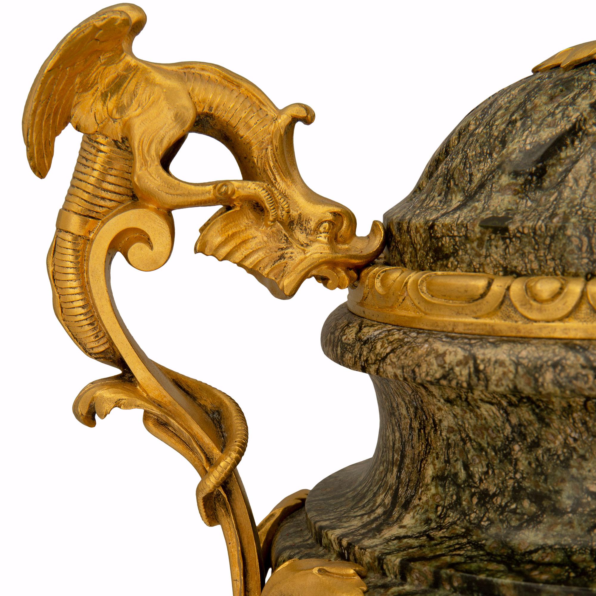 Similoro Coppia di urne in marmo e ormeggio francesi del XIX secolo del periodo Belle Époque in vendita