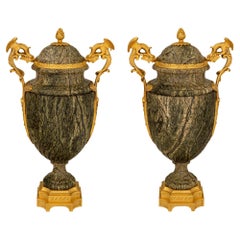 Ein Paar französische Marmor- und Ormolu-Urnen aus der Belle Époque des 19.