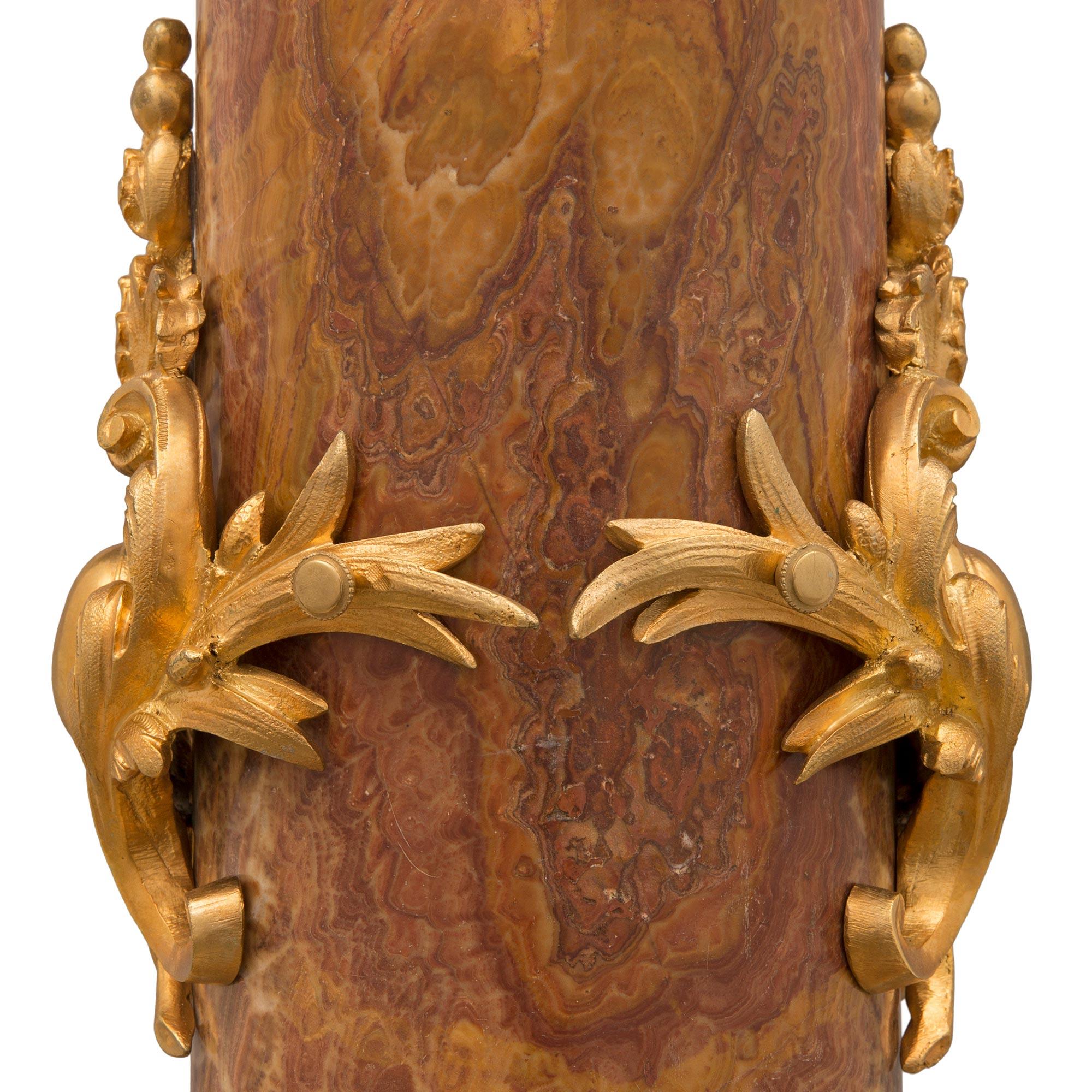 Paar französische Onyx- und Goldbronze-Sockel aus der Belle Poque-Periode des 19. Jahrhunderts im Angebot 2