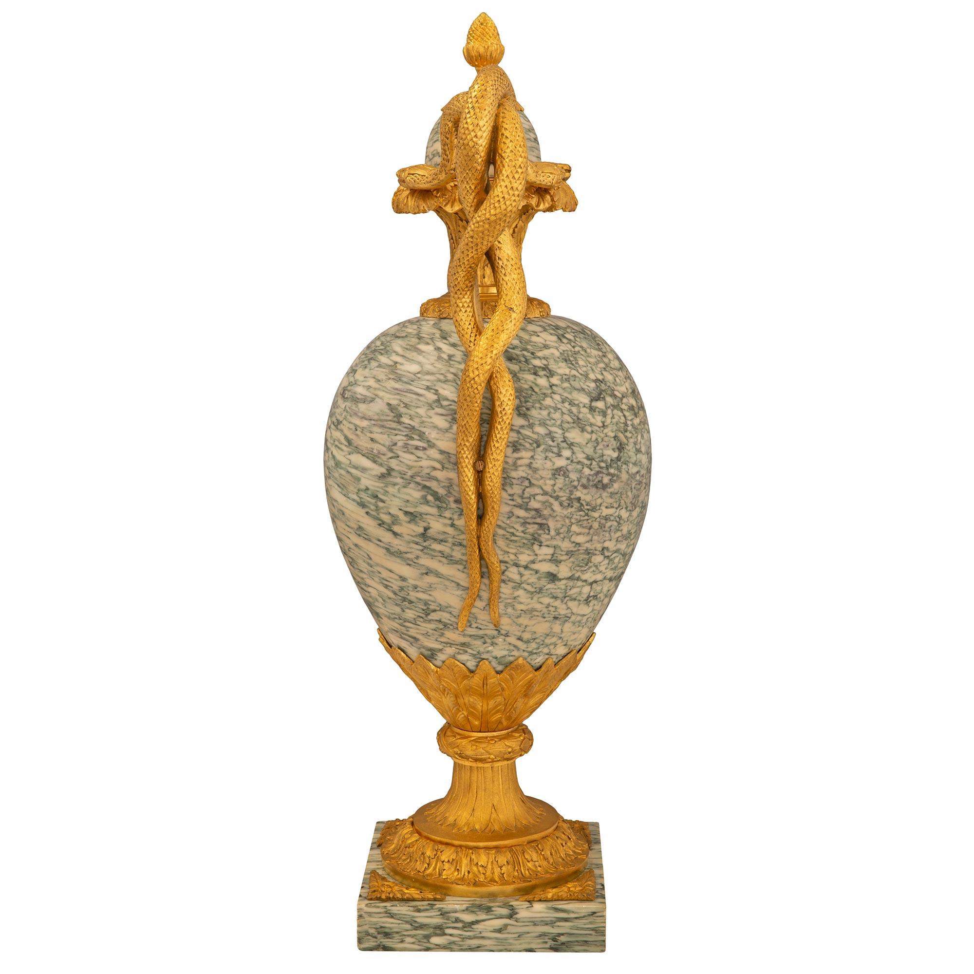 Luigi XVI Coppia di urne con coperchio in marmo e ormolu del periodo Belle Époque francese del XIX secolo in vendita