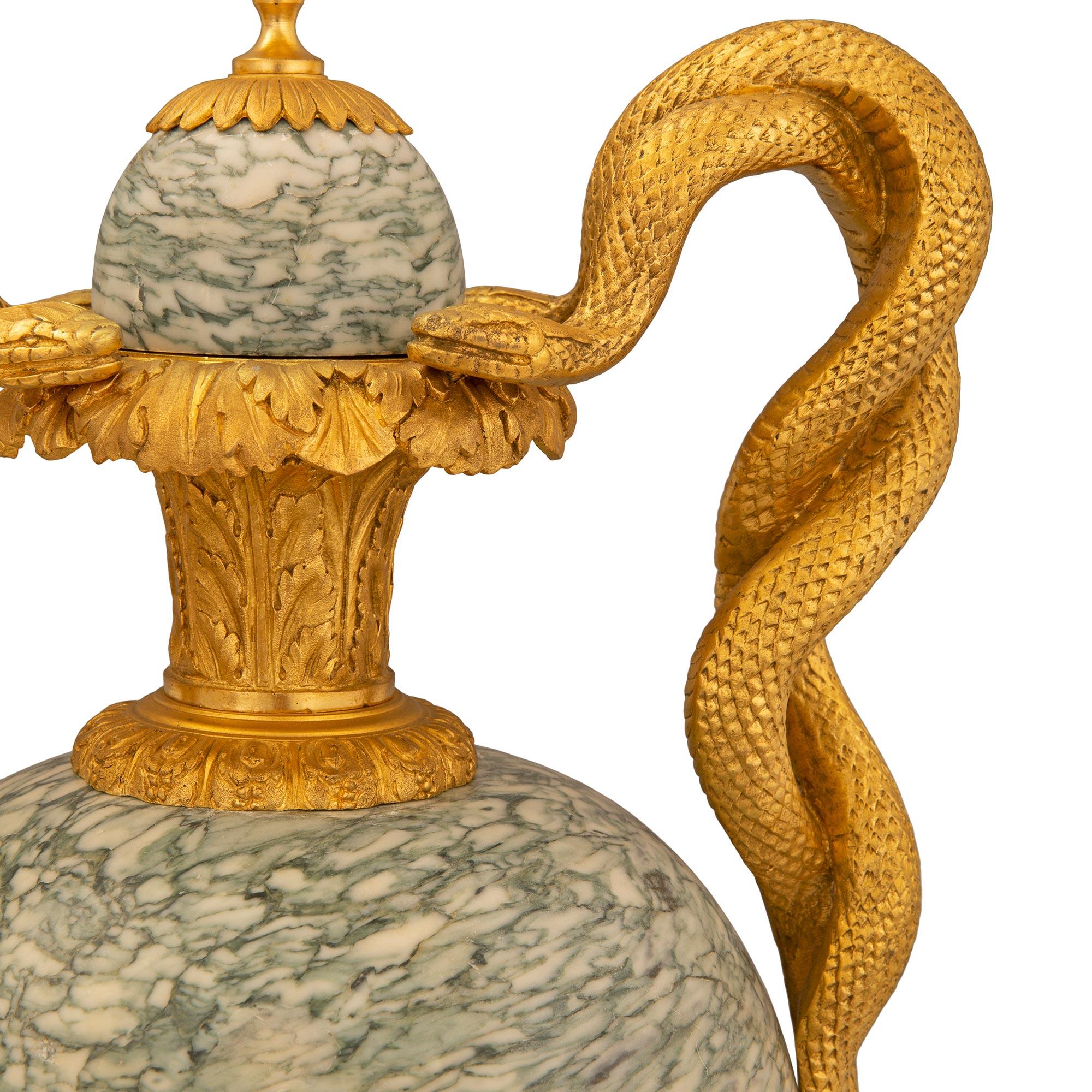 Coppia di urne con coperchio in marmo e ormolu del periodo Belle Époque francese del XIX secolo In condizioni buone in vendita a West Palm Beach, FL