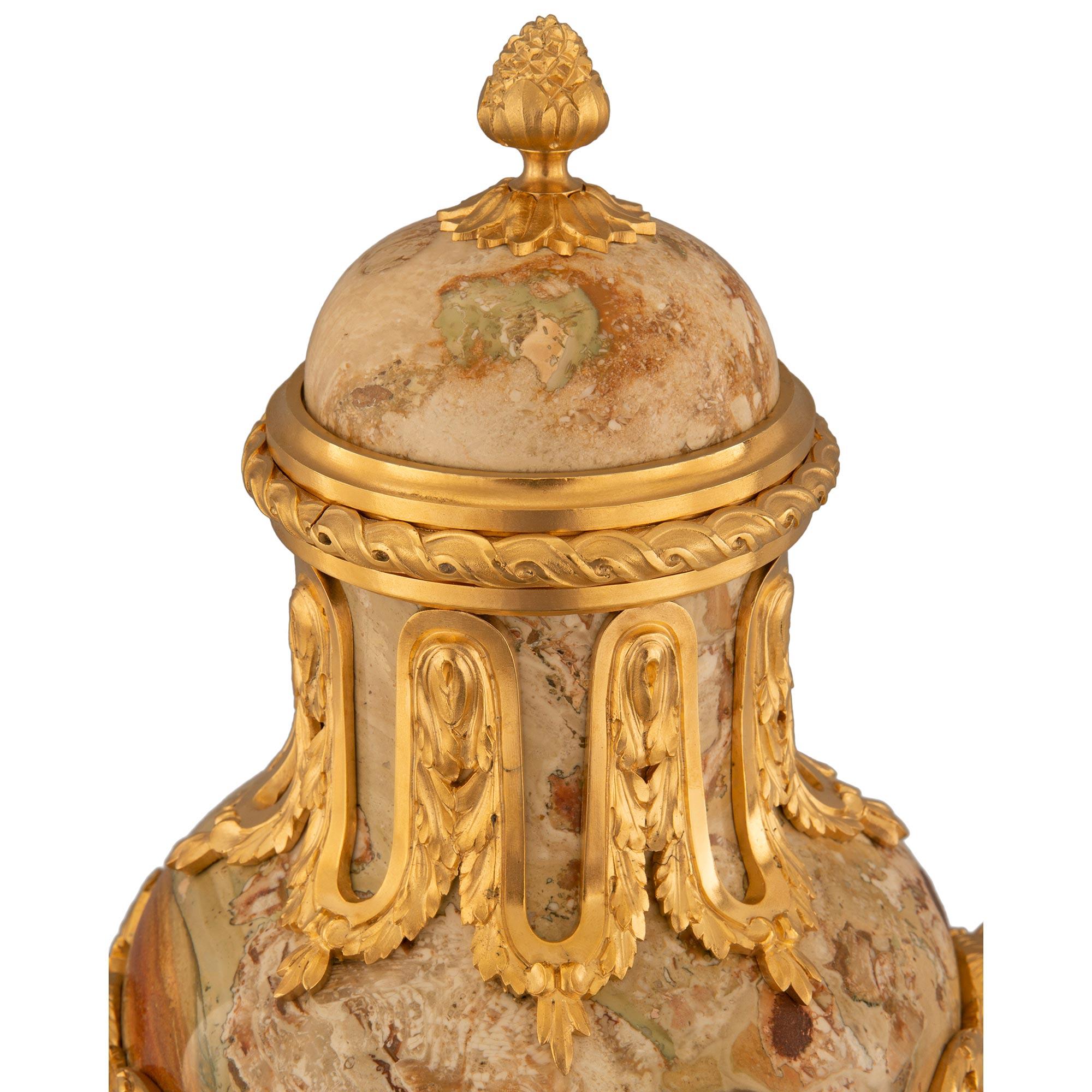 Paire d'urnes à couvercle en ormolu et marbre du 19e siècle de la période Belle Époque française Bon état - En vente à West Palm Beach, FL