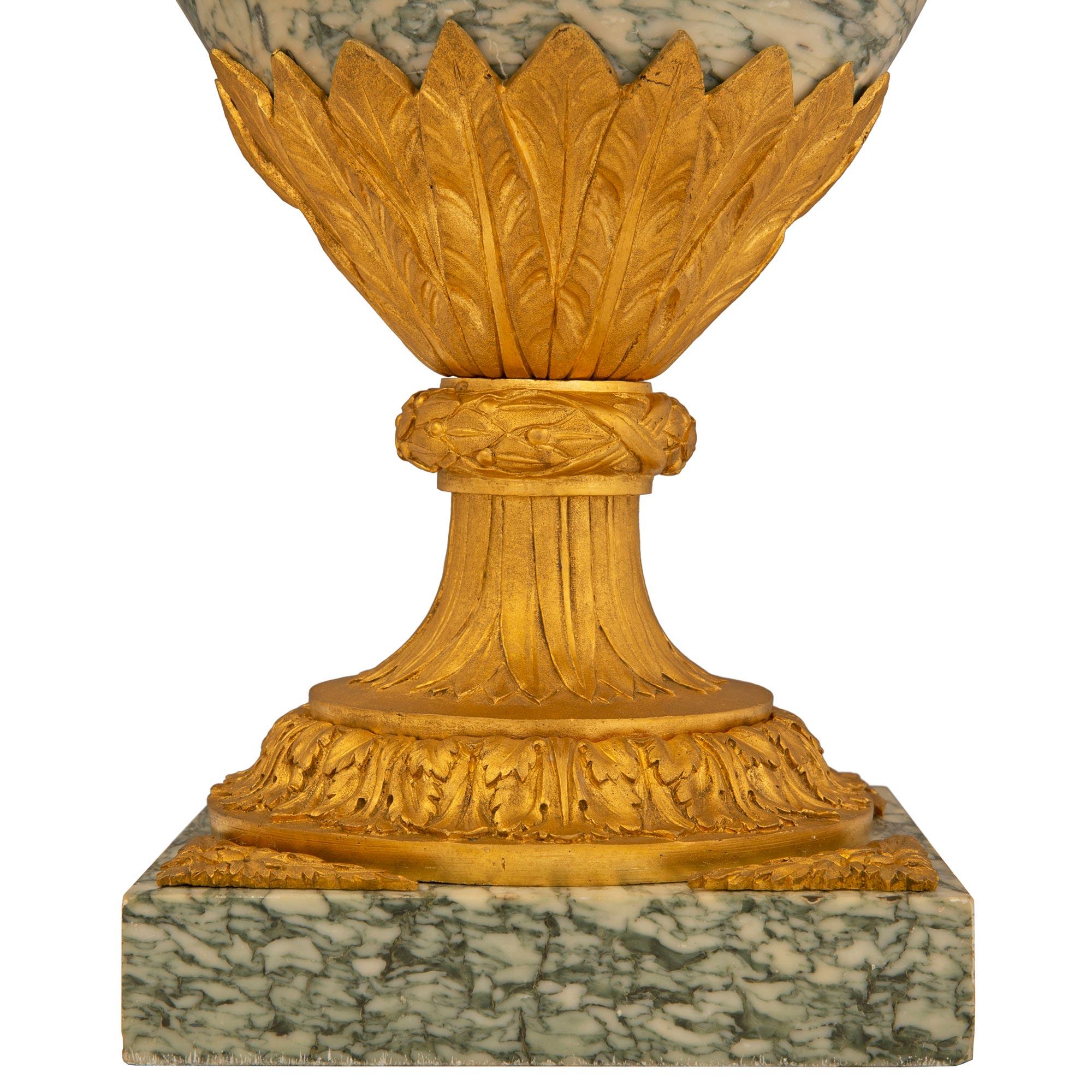 Coppia di urne con coperchio in marmo e ormolu del periodo Belle Époque francese del XIX secolo in vendita 1