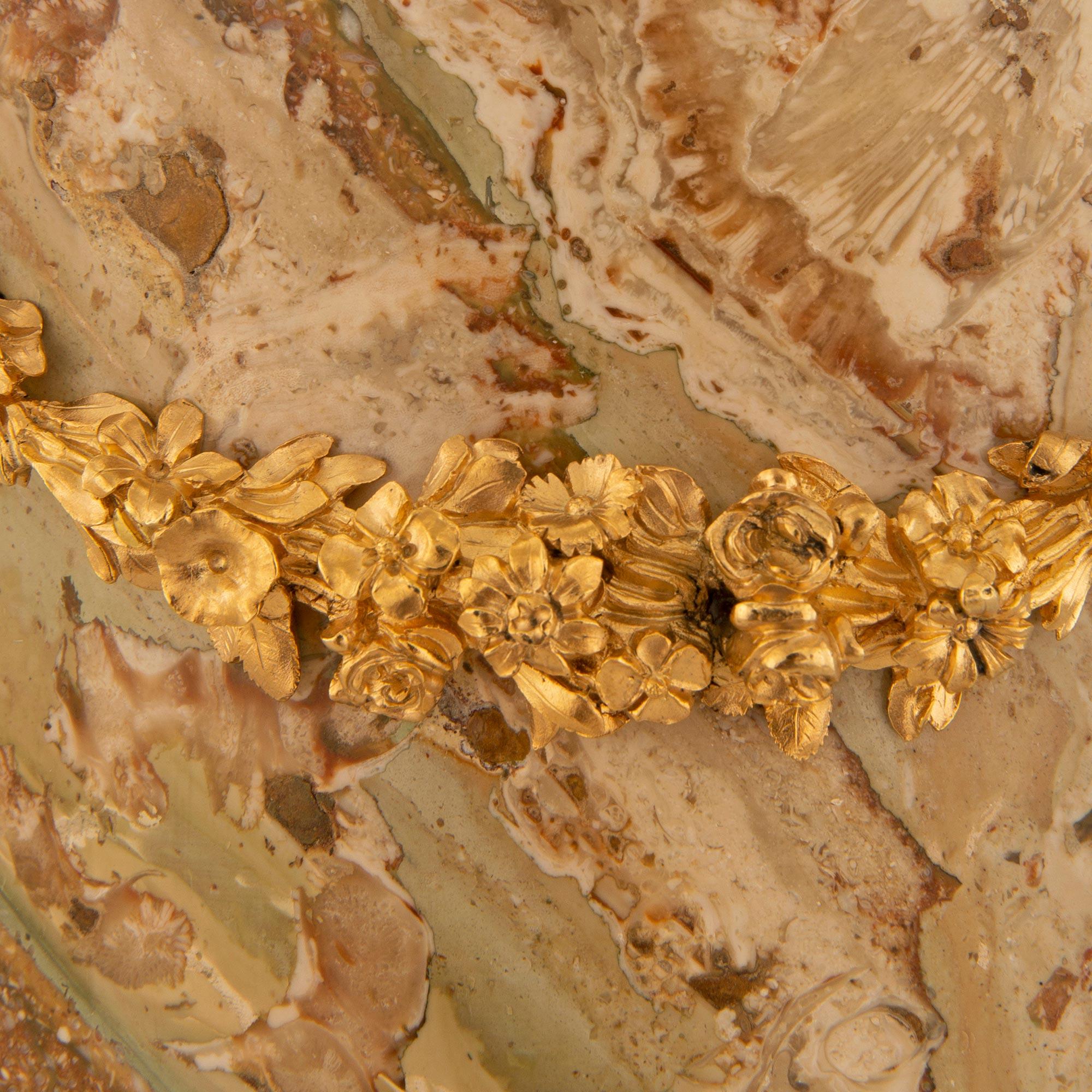 Bronze doré Paire d'urnes à couvercle en ormolu et marbre du 19e siècle de la période Belle Époque française en vente
