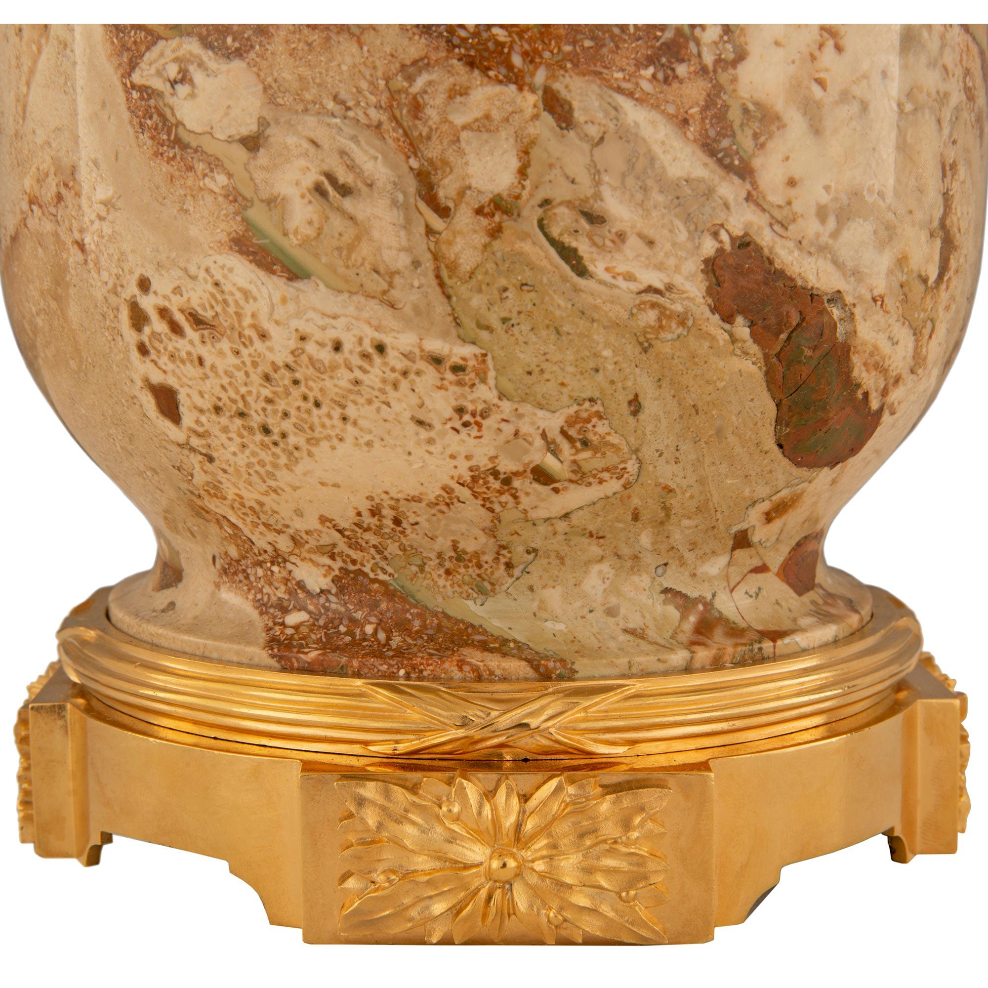 Paire d'urnes à couvercle en ormolu et marbre du 19e siècle de la période Belle Époque française en vente 1