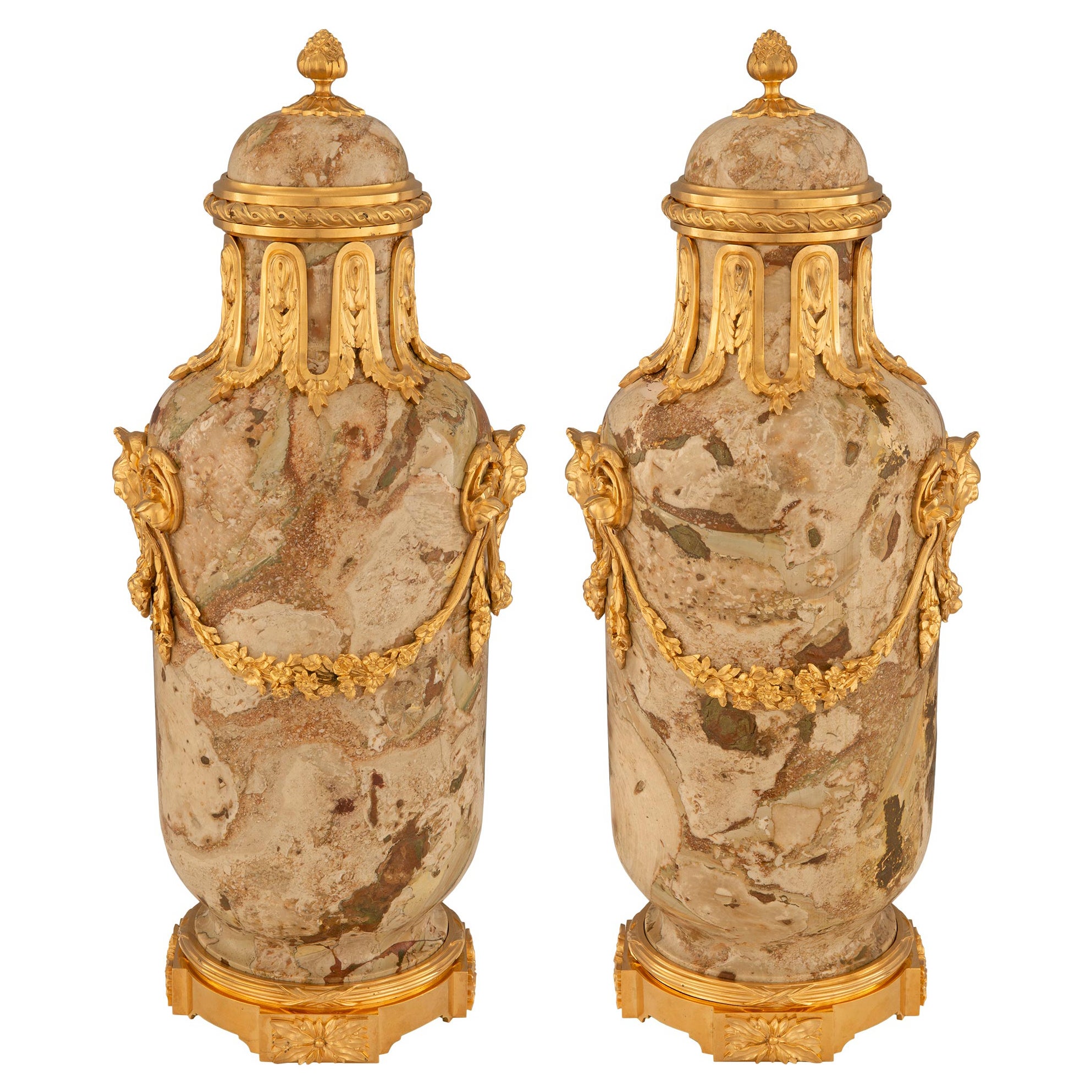 Pareja De Urnas Con Tapa De Ormolu Y Mármol Del Periodo De La Belle Époque Francesa Del Siglo XIX en venta