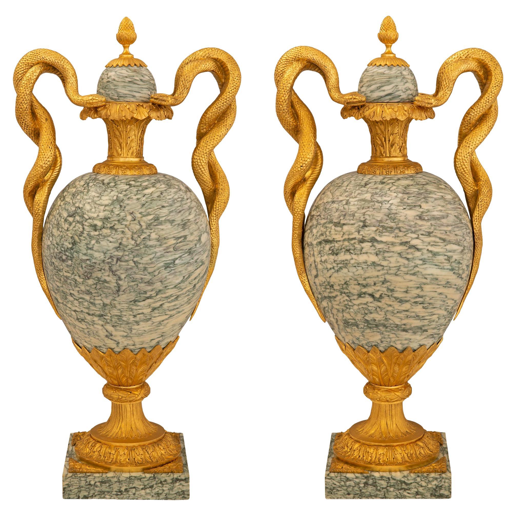 Paar französische Urnen aus Goldbronze und Marmor mit Deckel aus der Belle-Poque-Periode des 19. Jahrhunderts