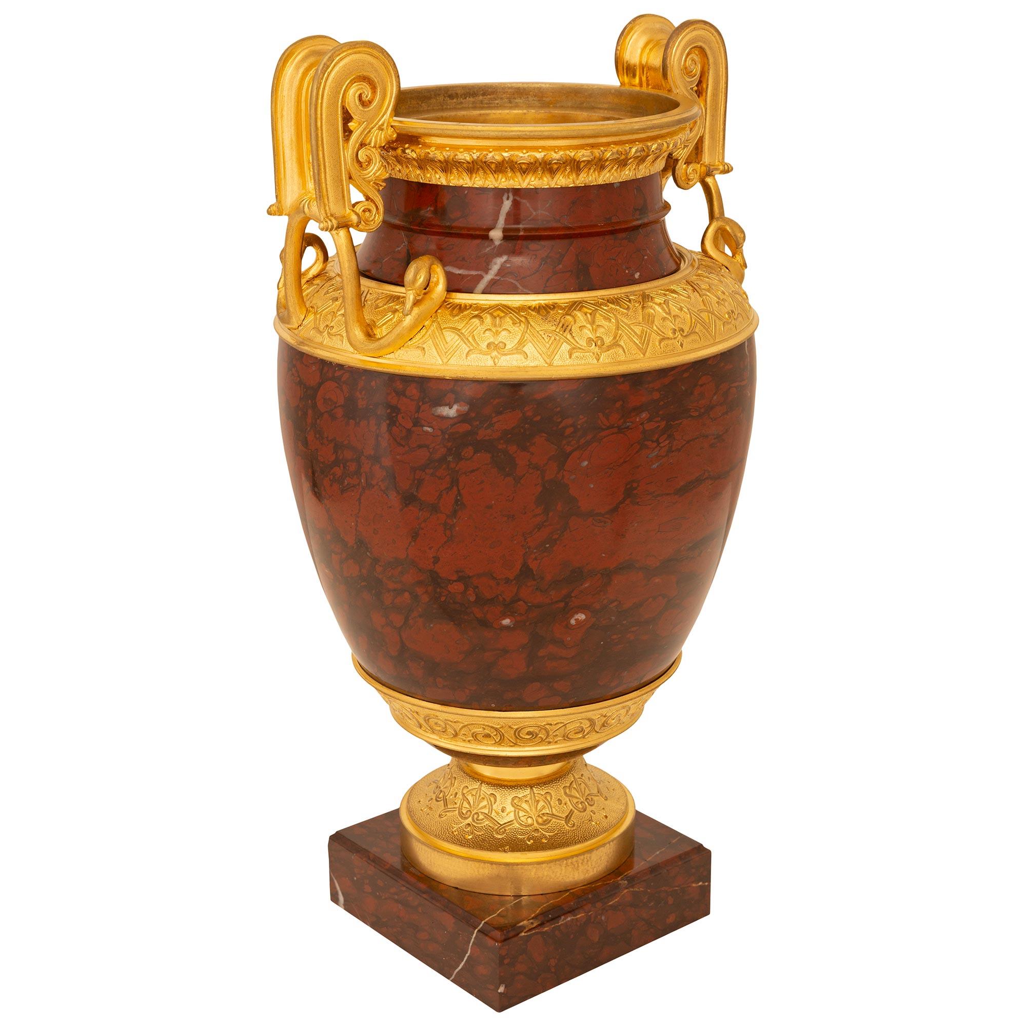 Neogreco coppia di urne francesi del XIX secolo del periodo Belle Époque in ormolu e marmo in vendita