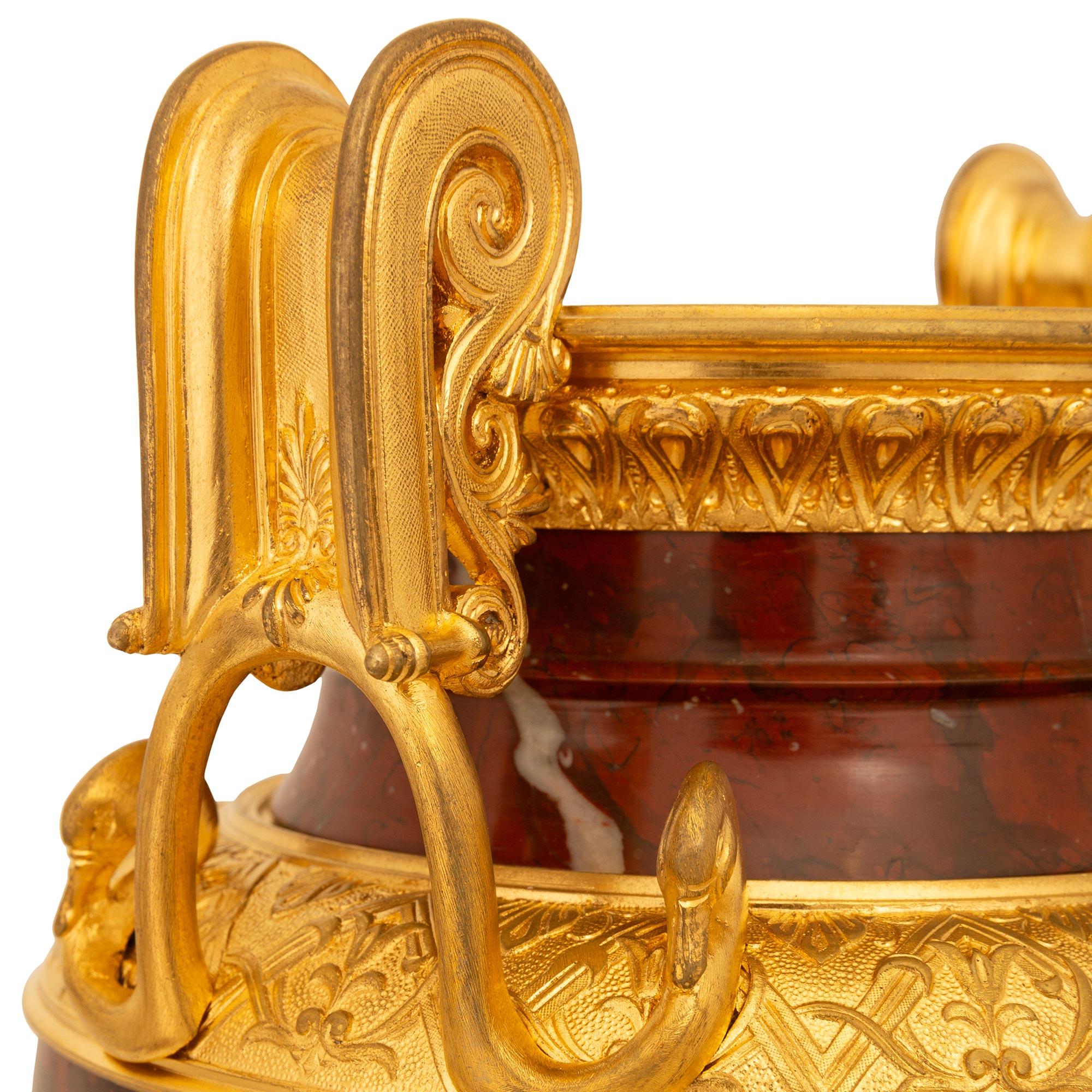 coppia di urne francesi del XIX secolo del periodo Belle Époque in ormolu e marmo In condizioni buone in vendita a West Palm Beach, FL