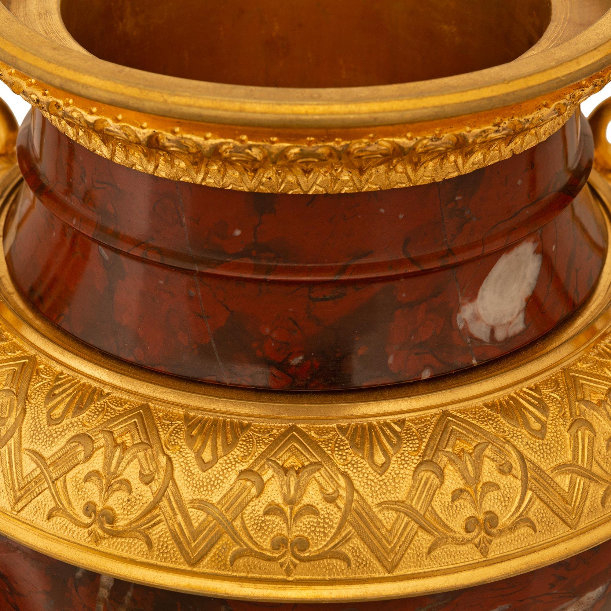 Similoro coppia di urne francesi del XIX secolo del periodo Belle Époque in ormolu e marmo in vendita