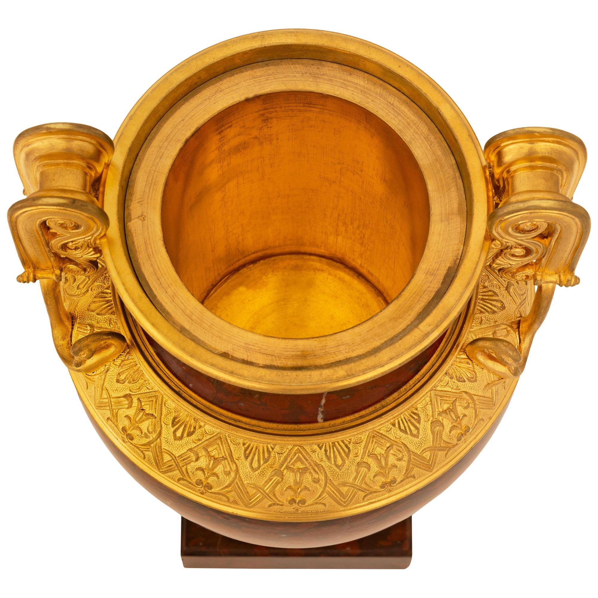 coppia di urne francesi del XIX secolo del periodo Belle Époque in ormolu e marmo in vendita 3