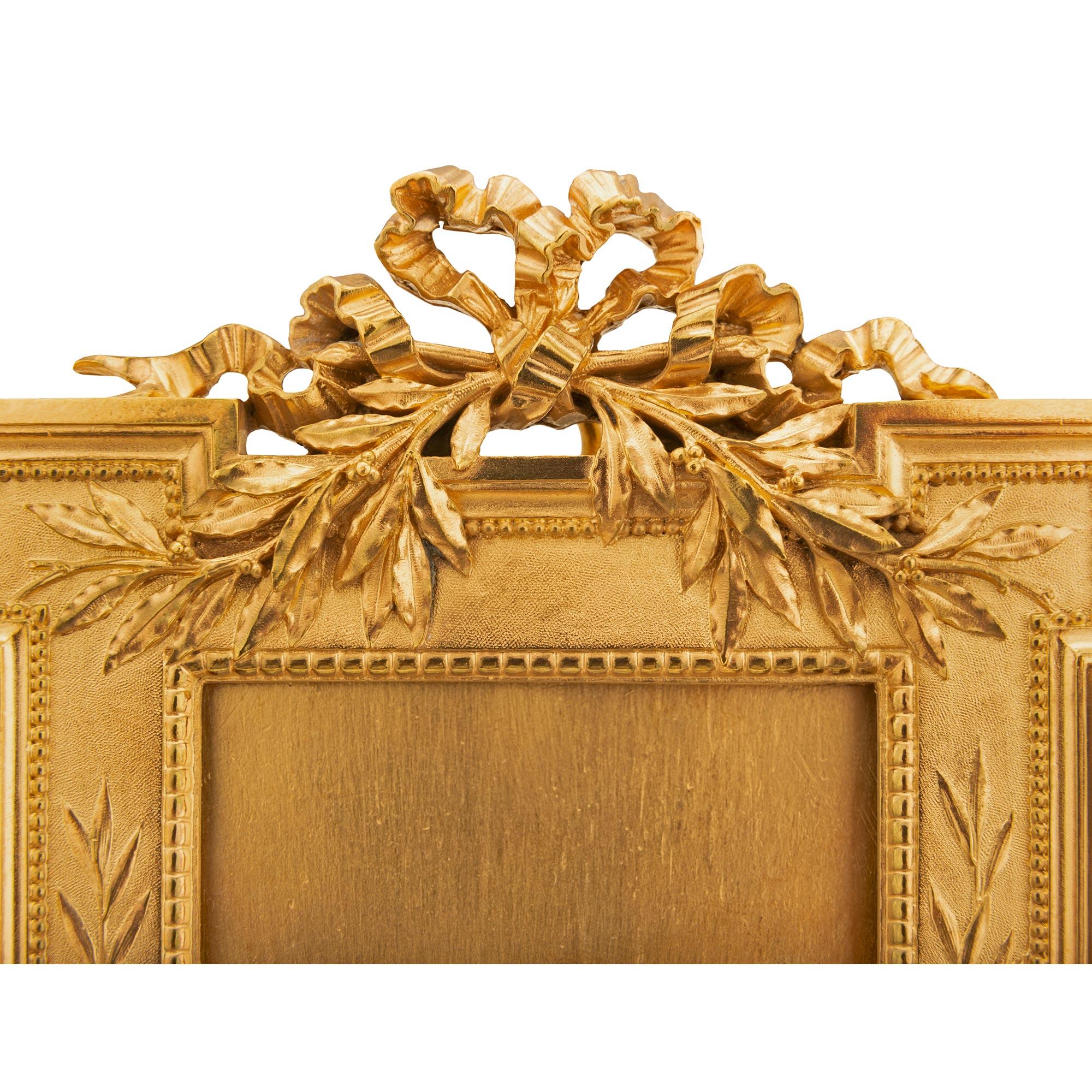 Français Paire de cadres en bronze doré d'époque Belle Époque du XIXe siècle français en vente