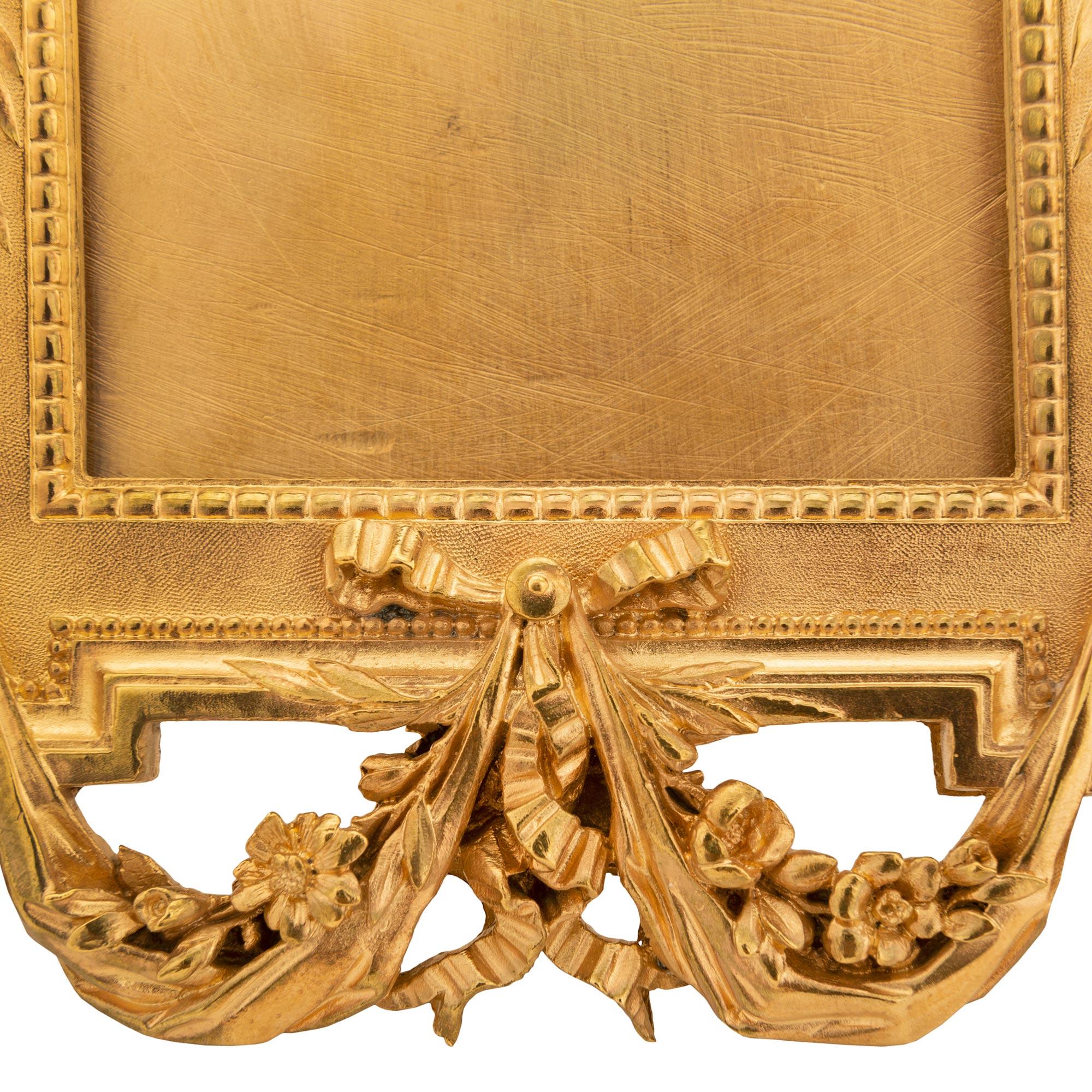 Paire de cadres en bronze doré d'époque Belle Époque du XIXe siècle français en vente 1
