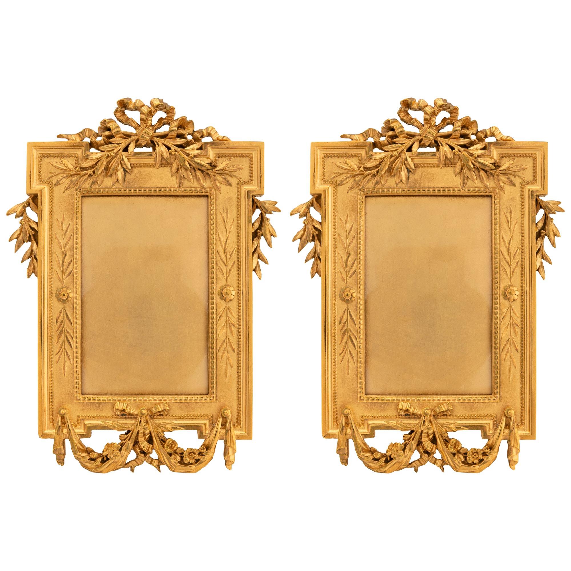 Paire de cadres en bronze doré d'époque Belle Époque du XIXe siècle français en vente 3