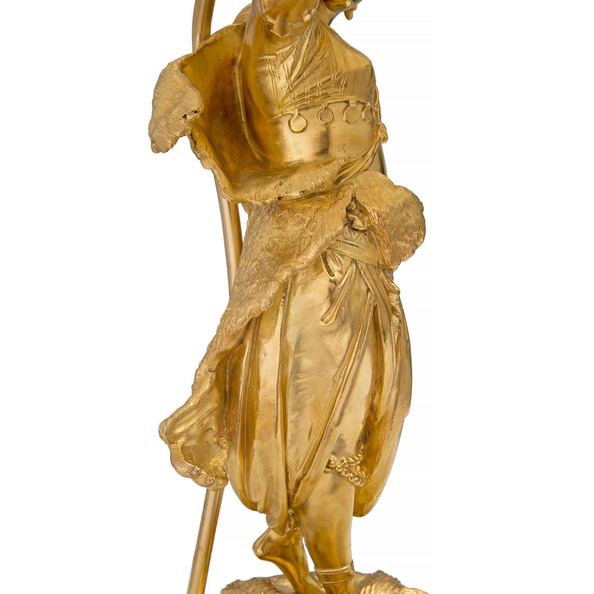 Paire de statues françaises de la période Belle poque du 19ème siècle montées sur des lampes en vente 3