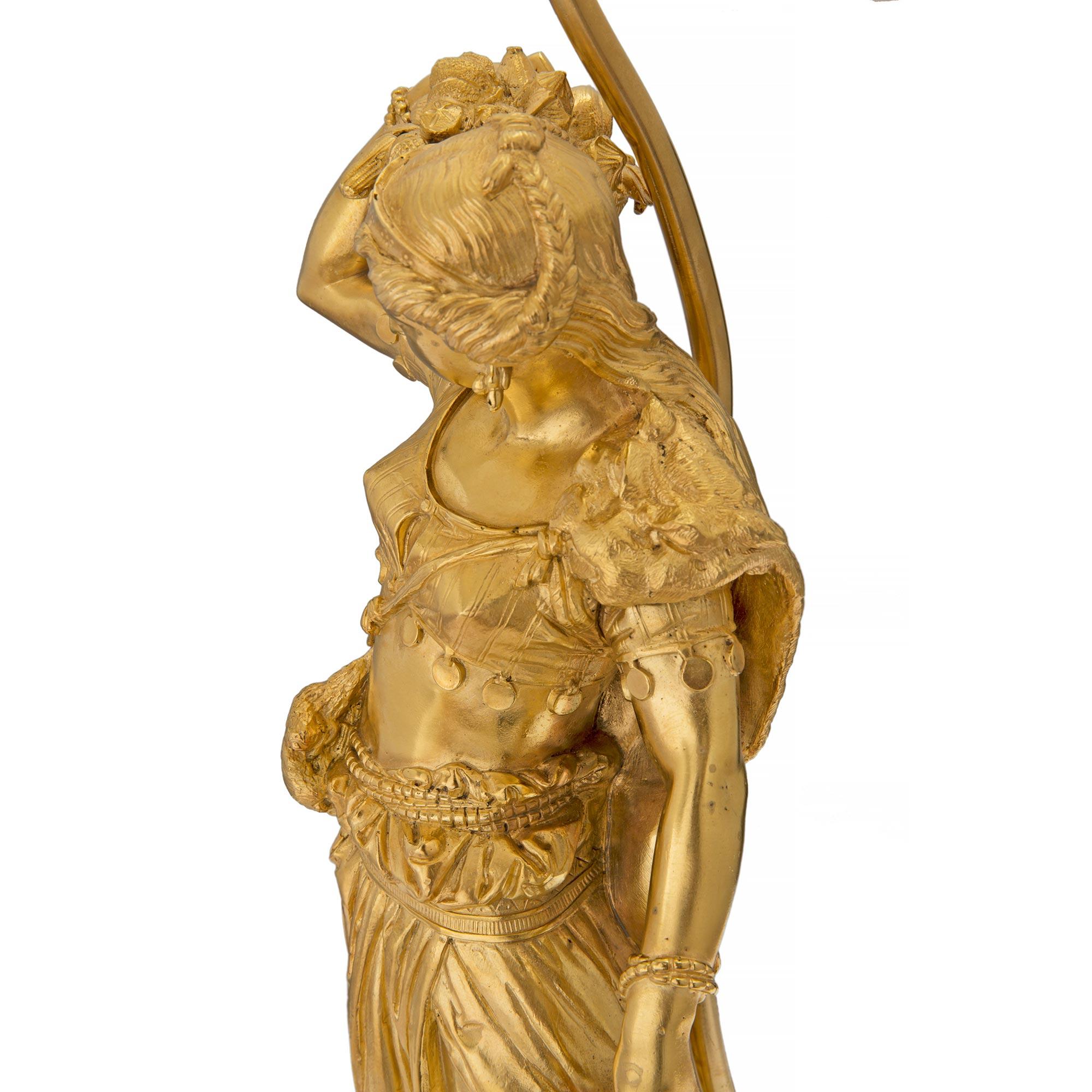Paire de statues françaises de la période Belle poque du 19ème siècle montées sur des lampes en vente 2
