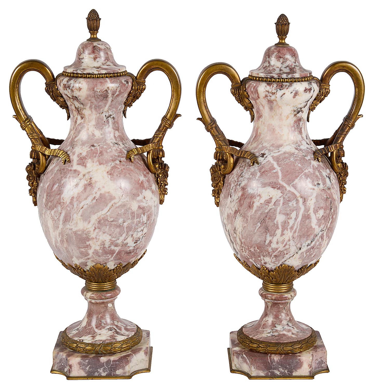 Coppia di urne con coperchio in marmo di Breccia francese del XIX secolo, di buona qualità, con splendide decorazioni a nastro e floreali dorate e ormeggiate su piedistalli. Misure: 19