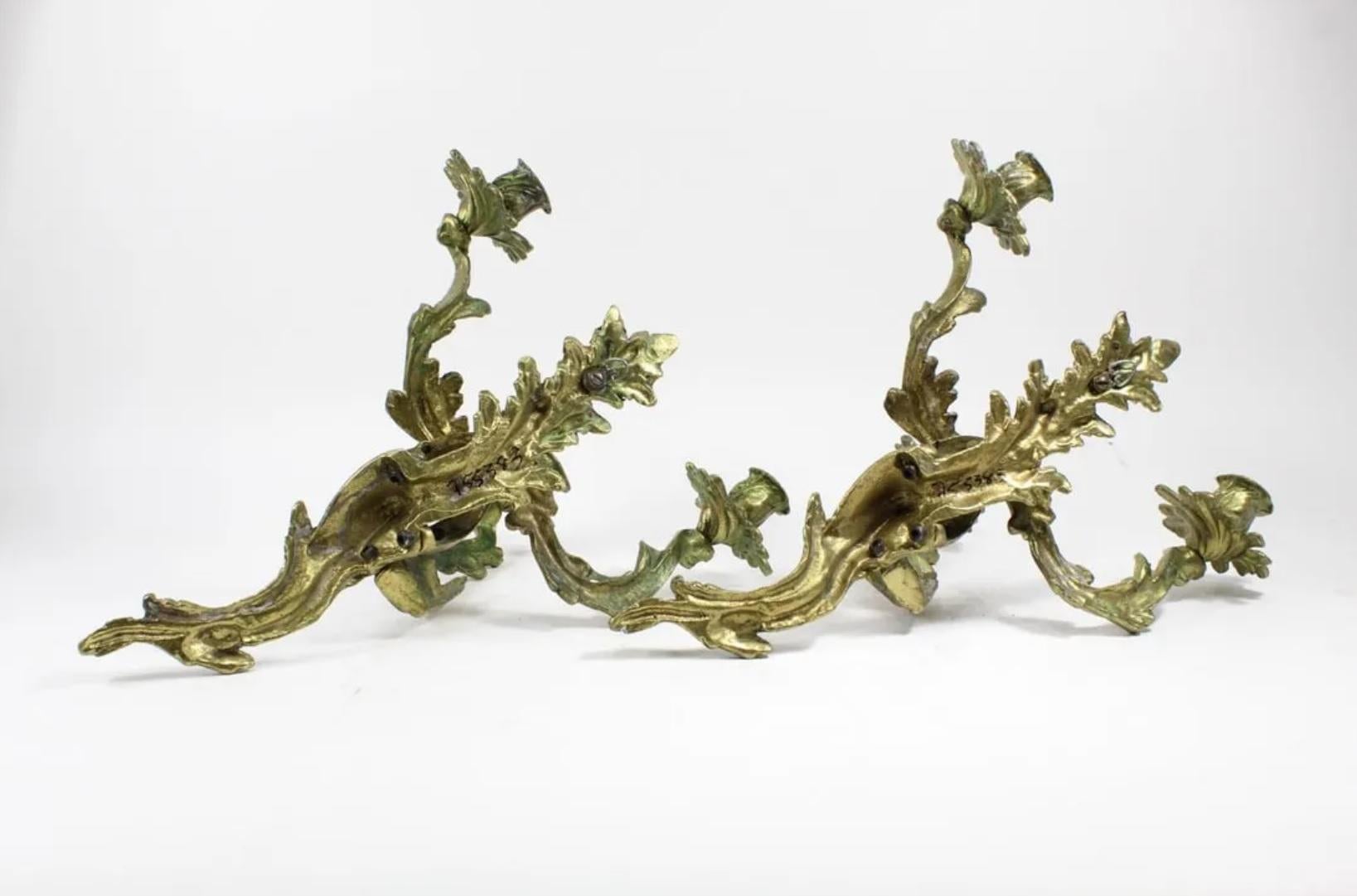 Français Paire d'appliques à bougie en bronze à 3 lumières de style rococo du 19e siècle en vente