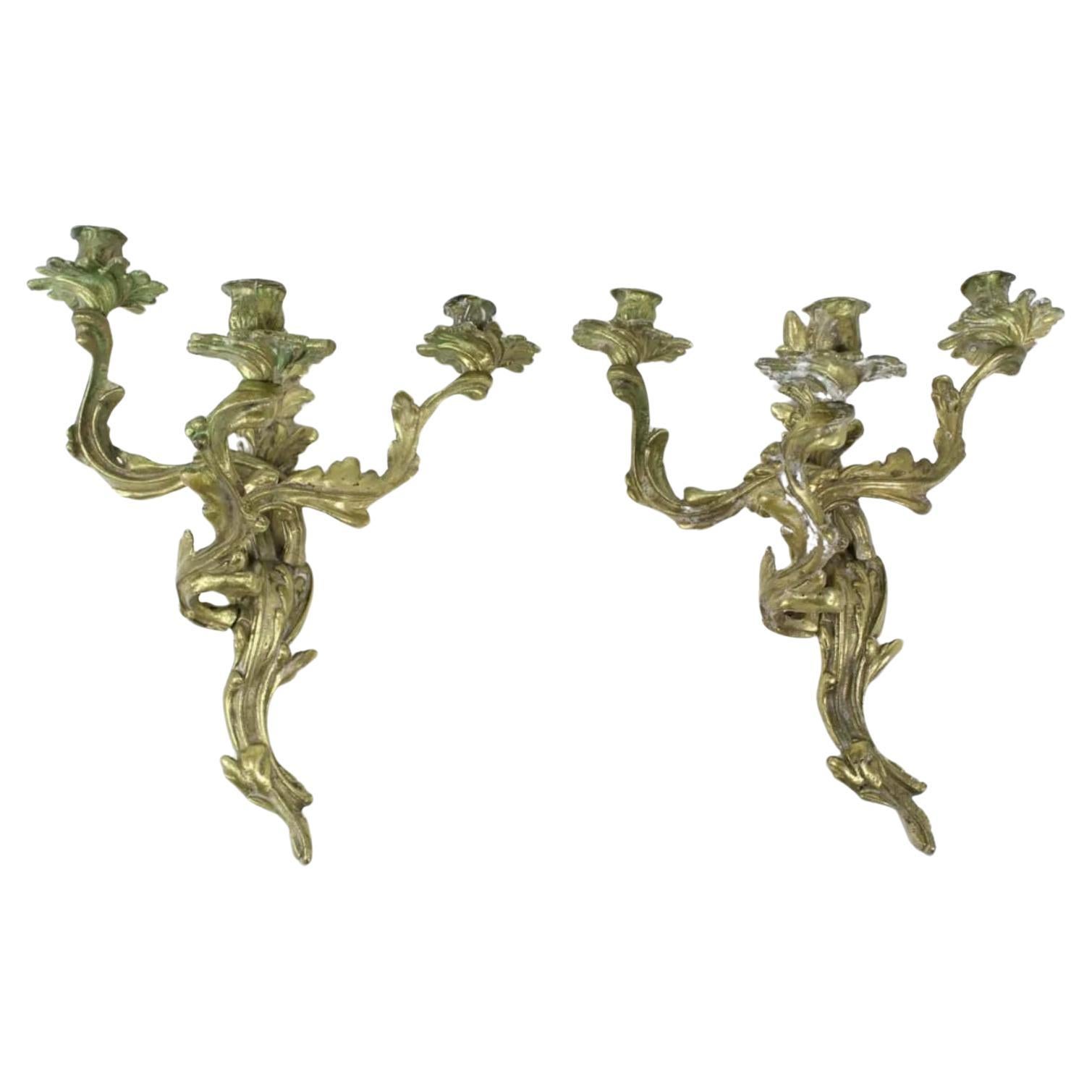 Paire d'appliques à bougie en bronze à 3 lumières de style rococo du 19e siècle en vente