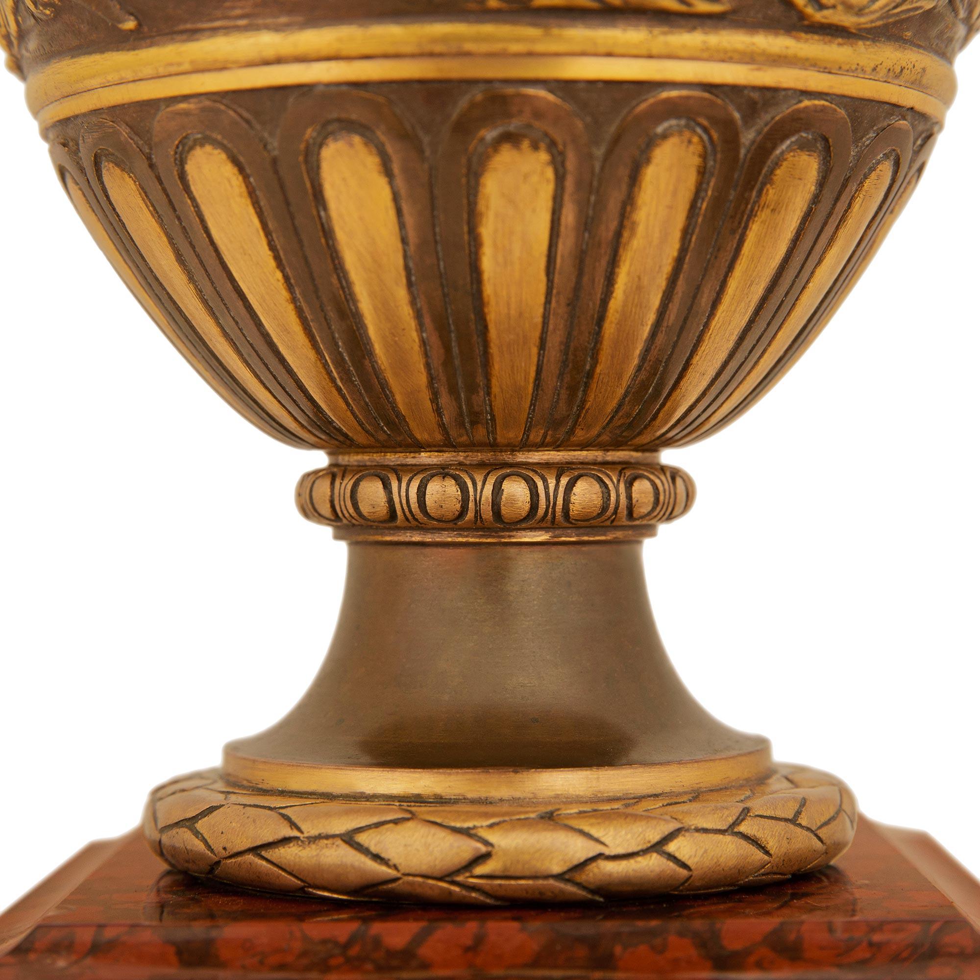 pareja de candelabros franceses del siglo XIX, de bronce y ormolu, firmados Barbedienne en venta 4