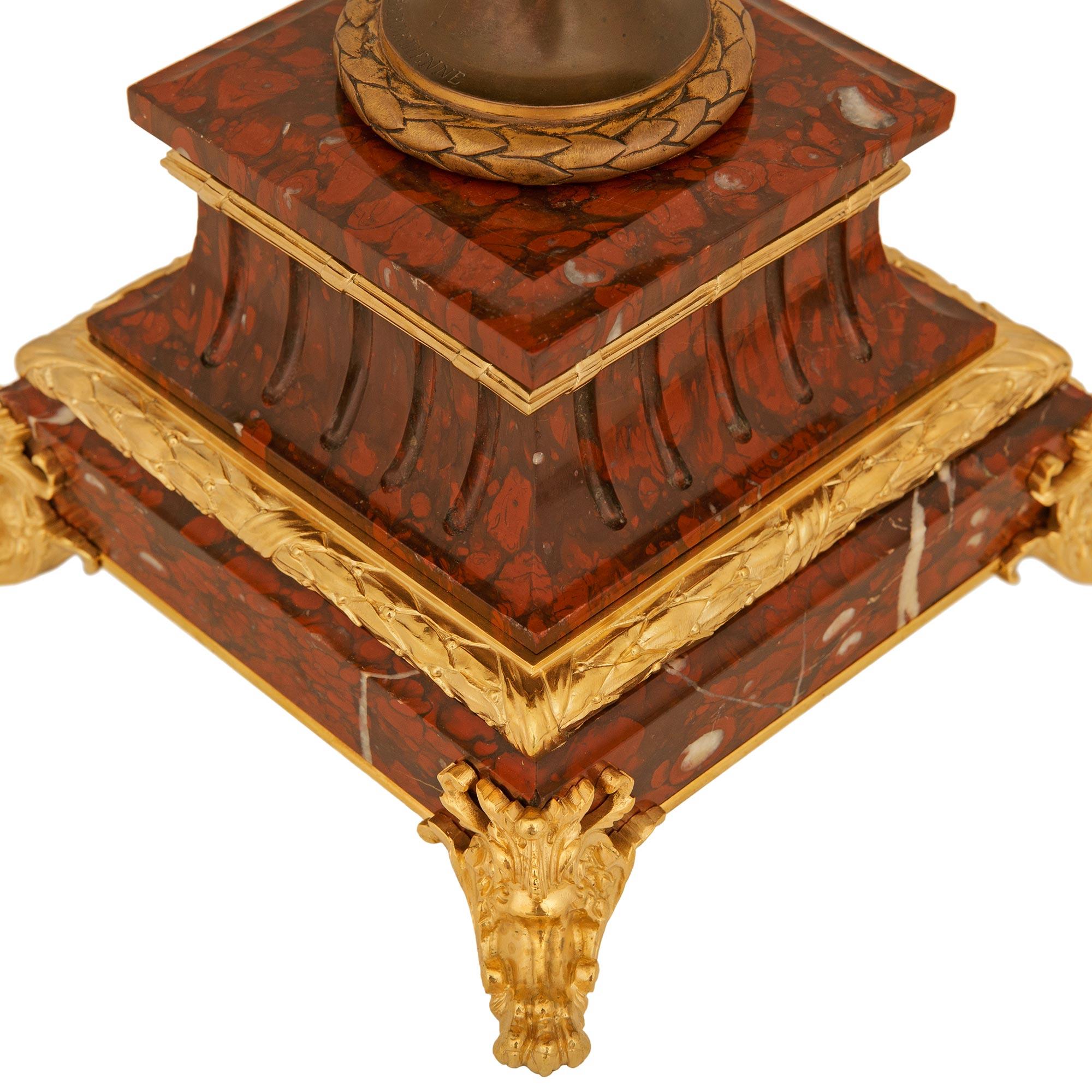 pareja de candelabros franceses del siglo XIX, de bronce y ormolu, firmados Barbedienne en venta 5