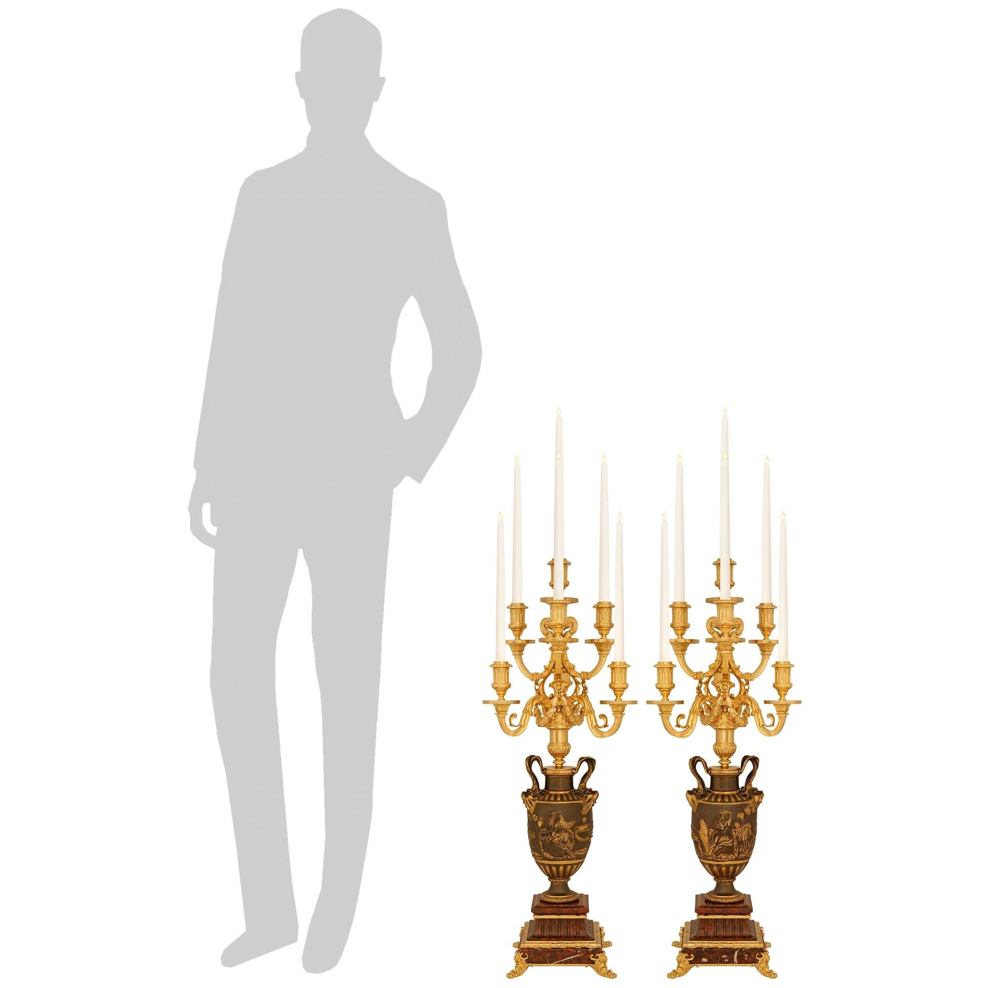 
Pareja de candelabros franceses de gran tamaño y gran calidad del siglo XIX, de estilo renacentista, de mármol Rouge Griotte, bronce patinado y Ormolu, firmados F. Barbedienne. Cada candelabro de nueve brazos se eleva sobre una base cuadrada de