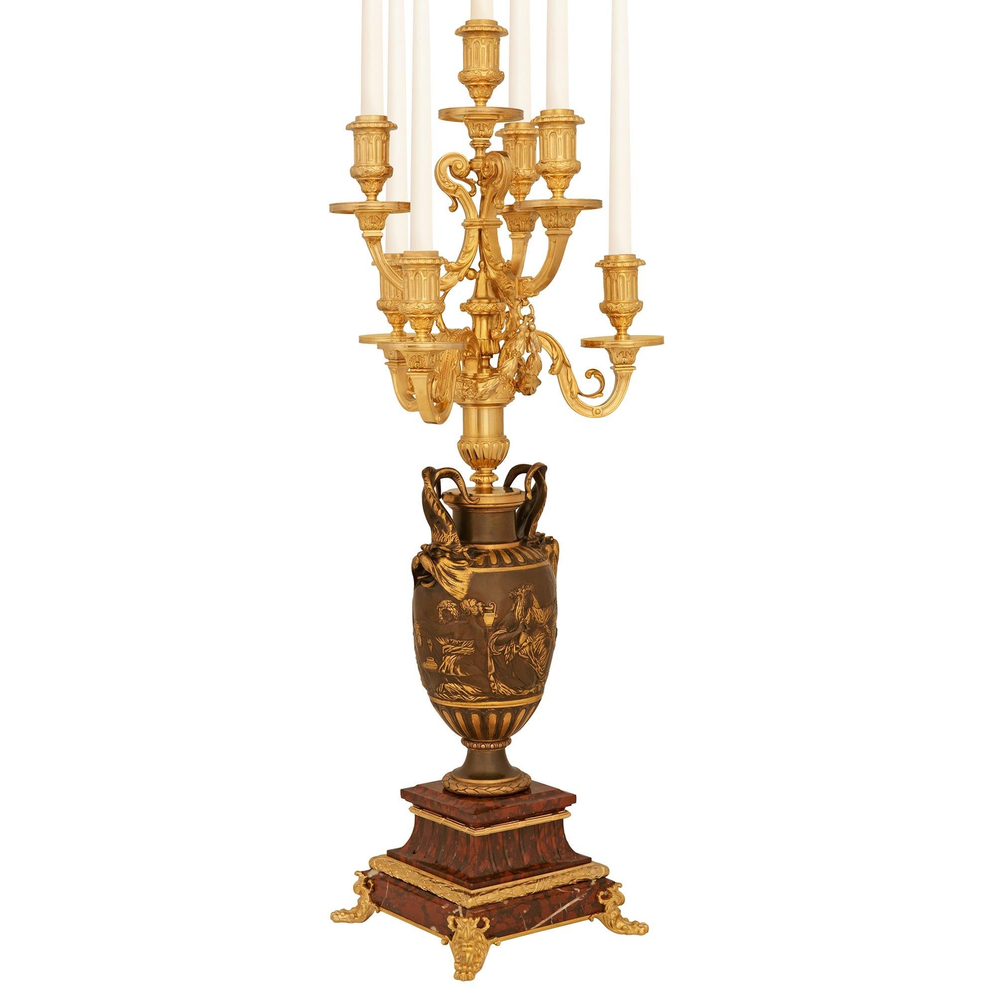 pareja de candelabros franceses del siglo XIX, de bronce y ormolu, firmados Barbedienne Renacimiento en venta