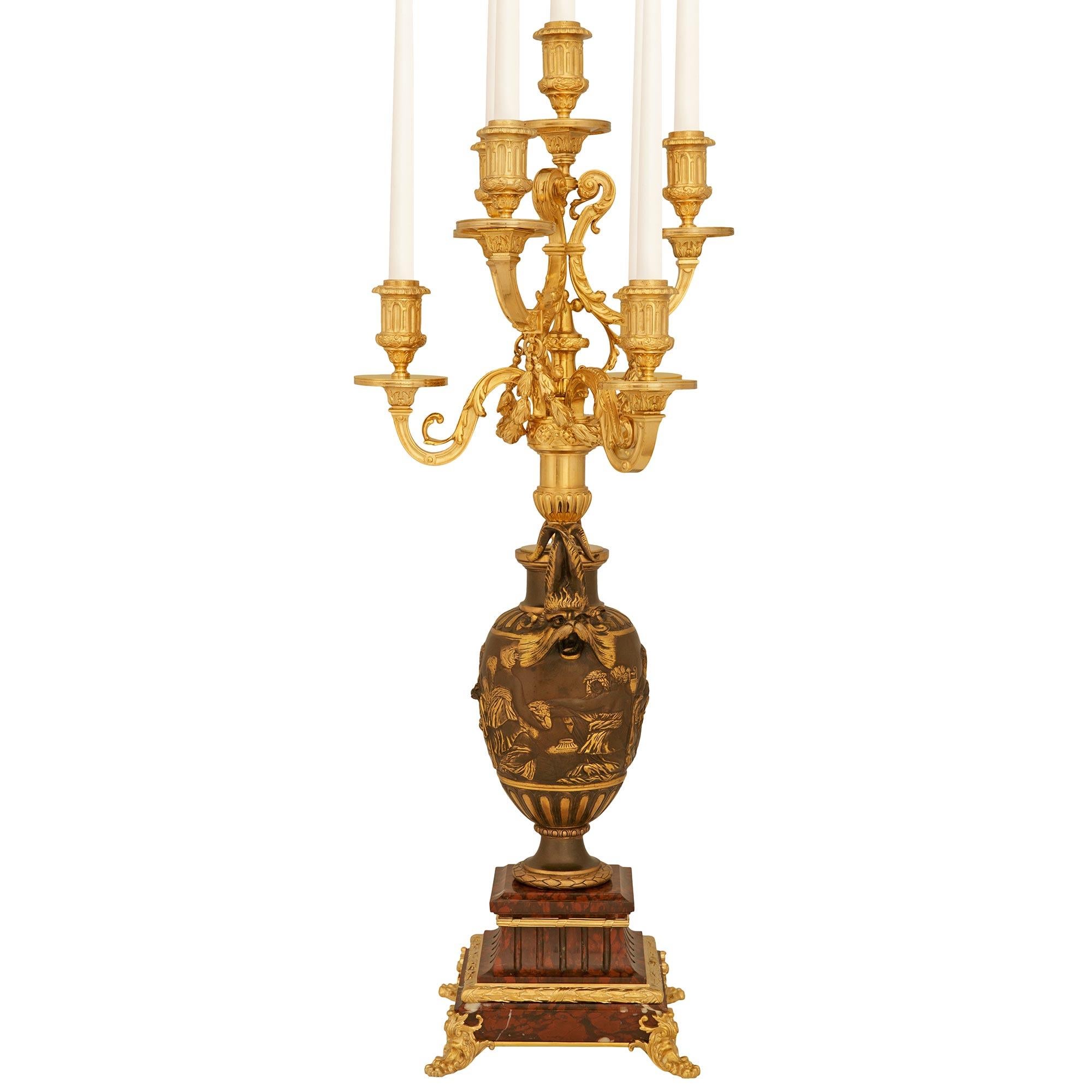 pareja de candelabros franceses del siglo XIX, de bronce y ormolu, firmados Barbedienne Francés en venta