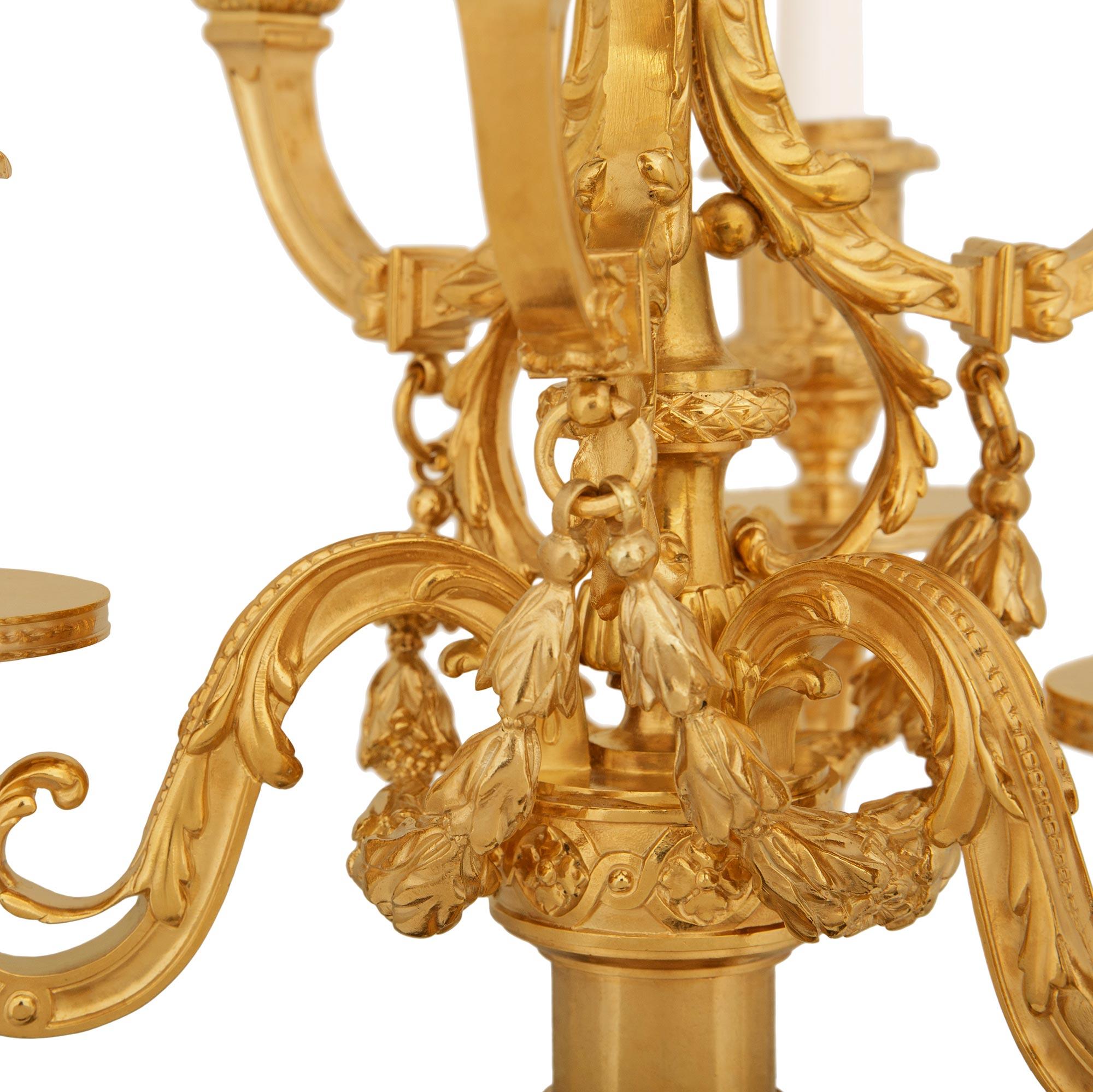 pareja de candelabros franceses del siglo XIX, de bronce y ormolu, firmados Barbedienne Bronce en venta