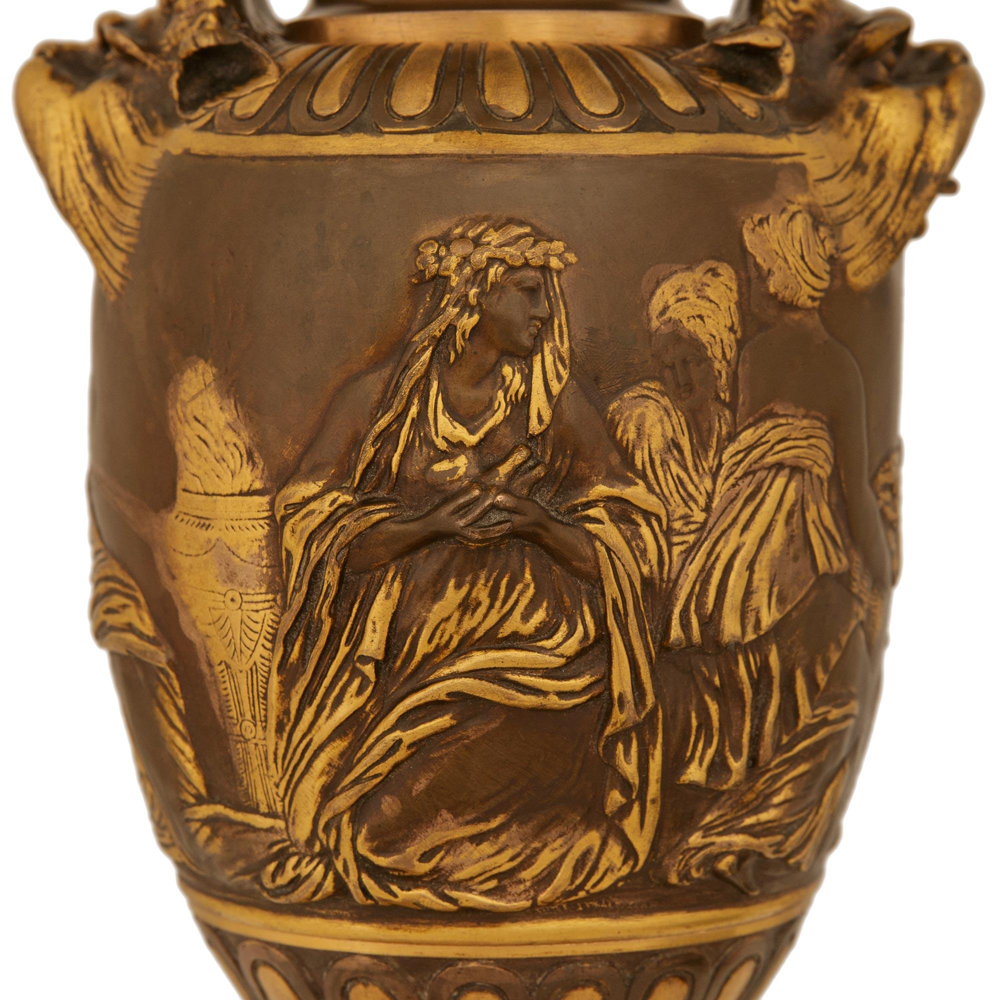 pareja de candelabros franceses del siglo XIX, de bronce y ormolu, firmados Barbedienne en venta 2