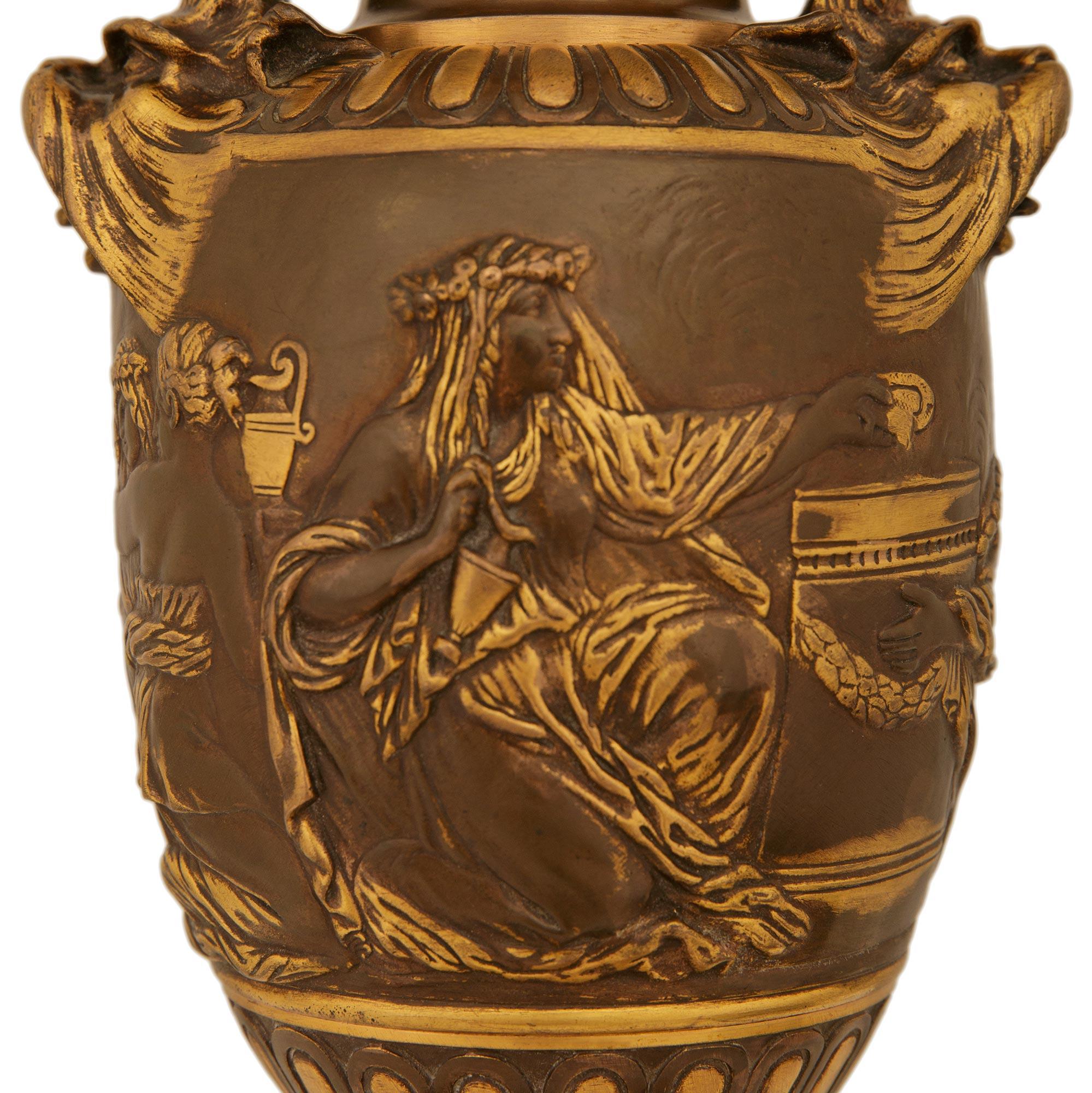 pareja de candelabros franceses del siglo XIX, de bronce y ormolu, firmados Barbedienne en venta 3