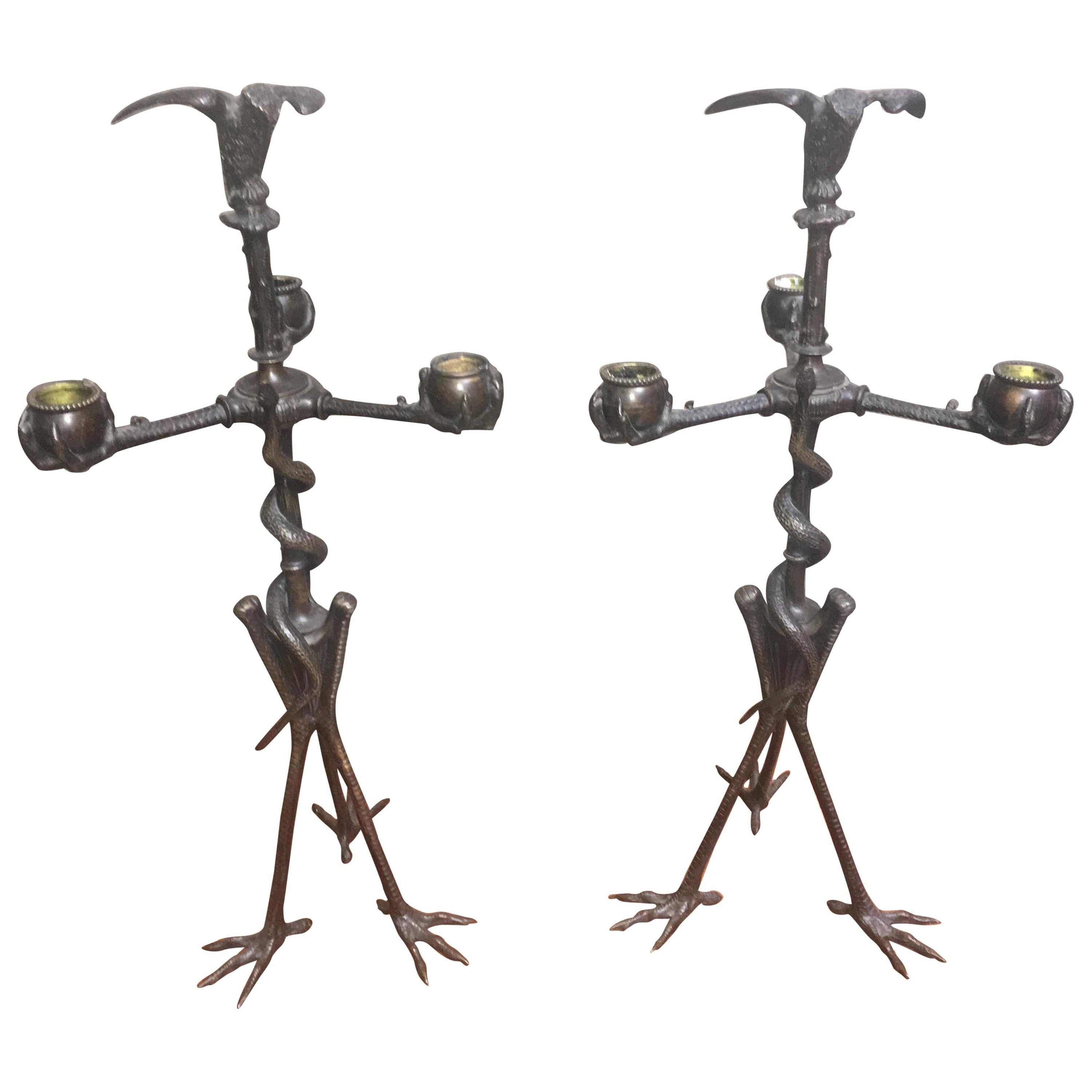 Pareja de candelabros franceses de bronce del siglo XIX con motivos animales en venta