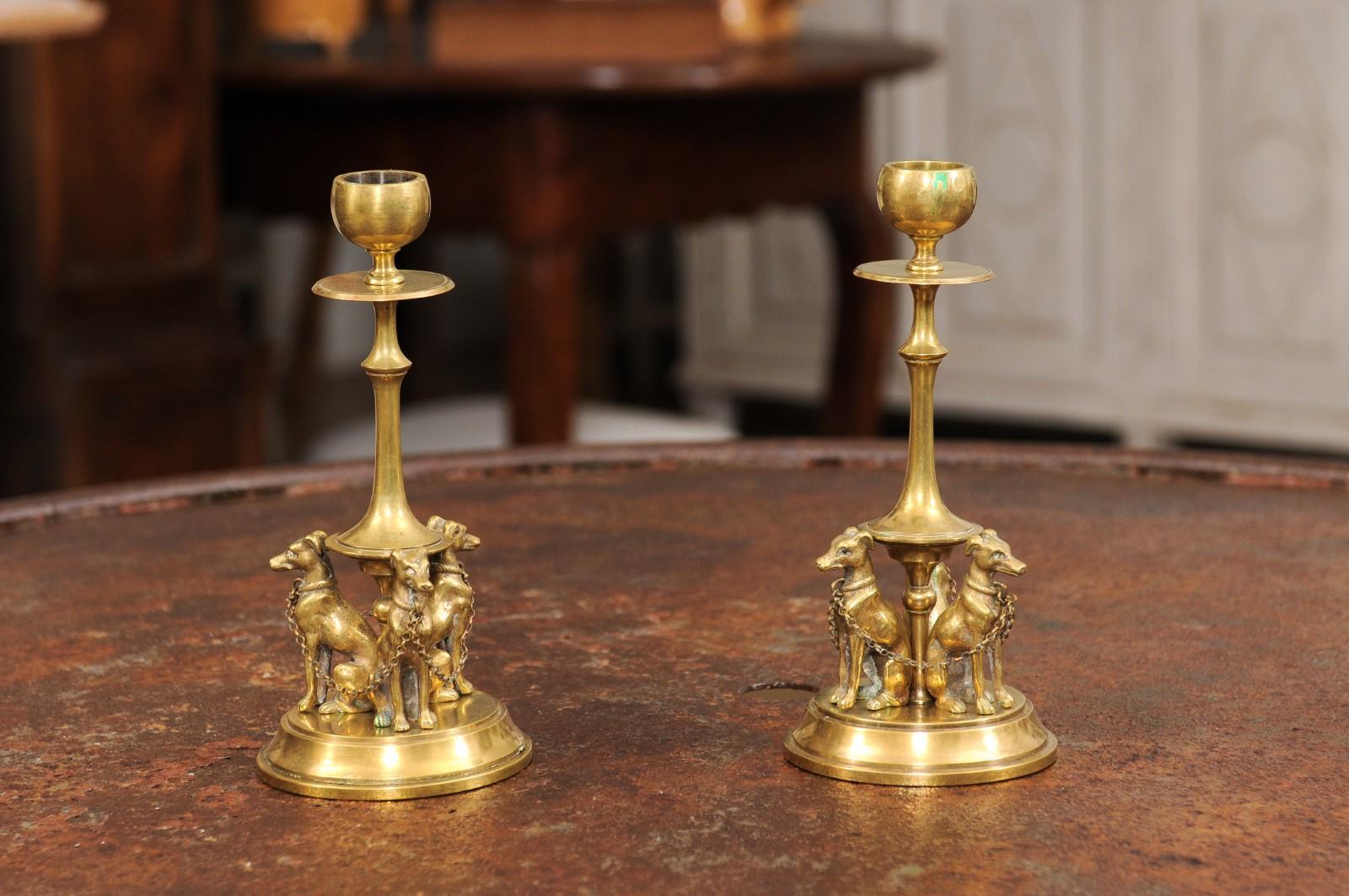 Paar französische Bronze-Kerzenständer aus dem 19. Jahrhundert, dekoriert mit Windhunden (Französisch) im Angebot