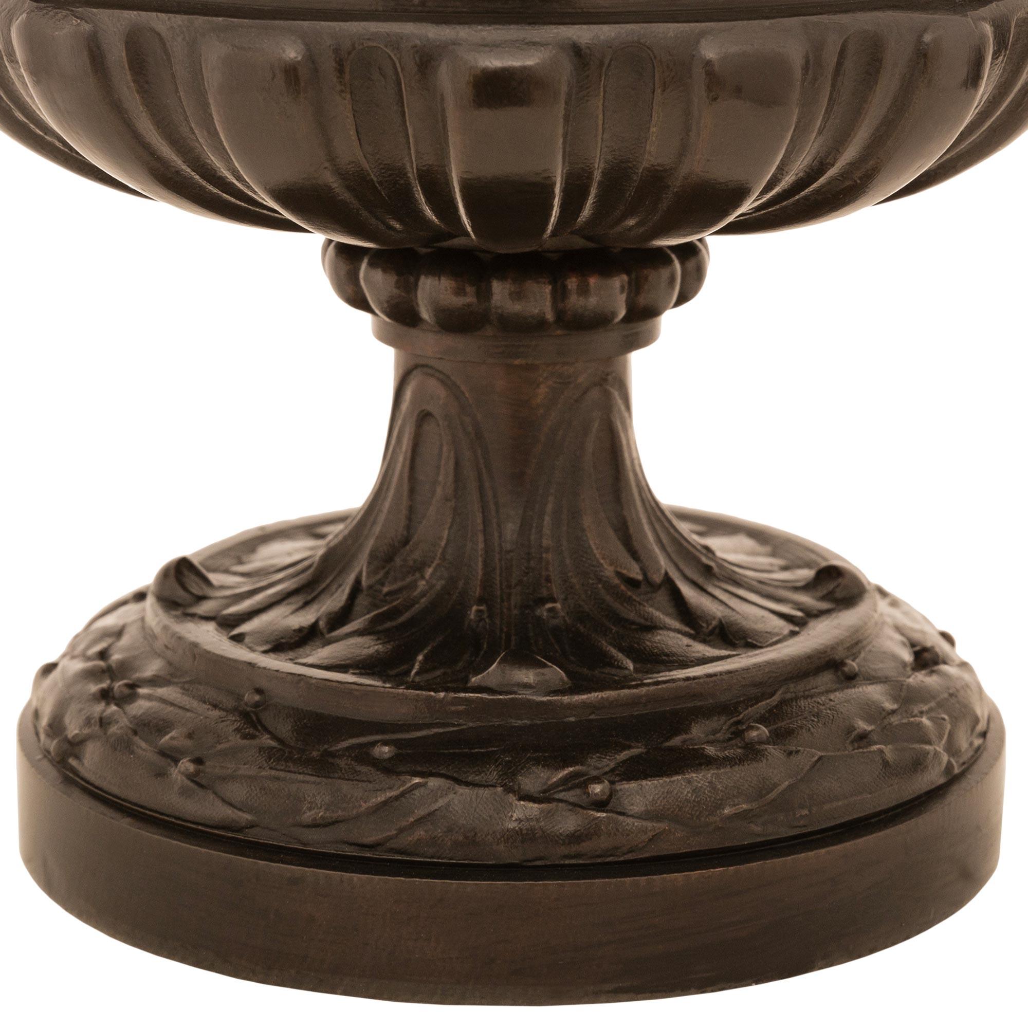 Coppia di urne con coperchio in bronzo francesi del XIX secolo, timbrate P.H. Mourey in vendita 3