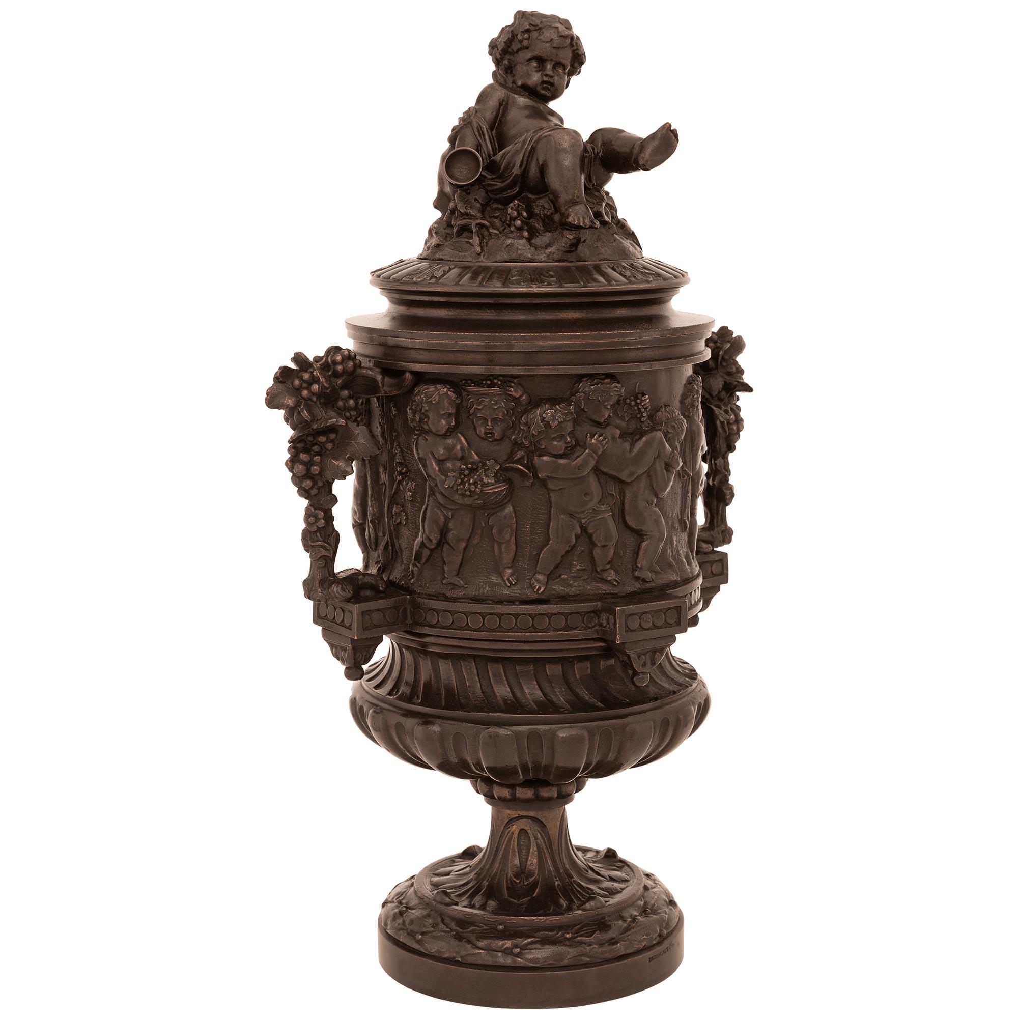 Una coppia affascinante e di alta qualità di urne con coperchio in bronzo patinato rinascimentale del XIX secolo, con il timbro P.H. Mourey. Ogni bellissima urna è sollevata da una base rotonda con una fascia di alloro in rilievo e un piedistallo a