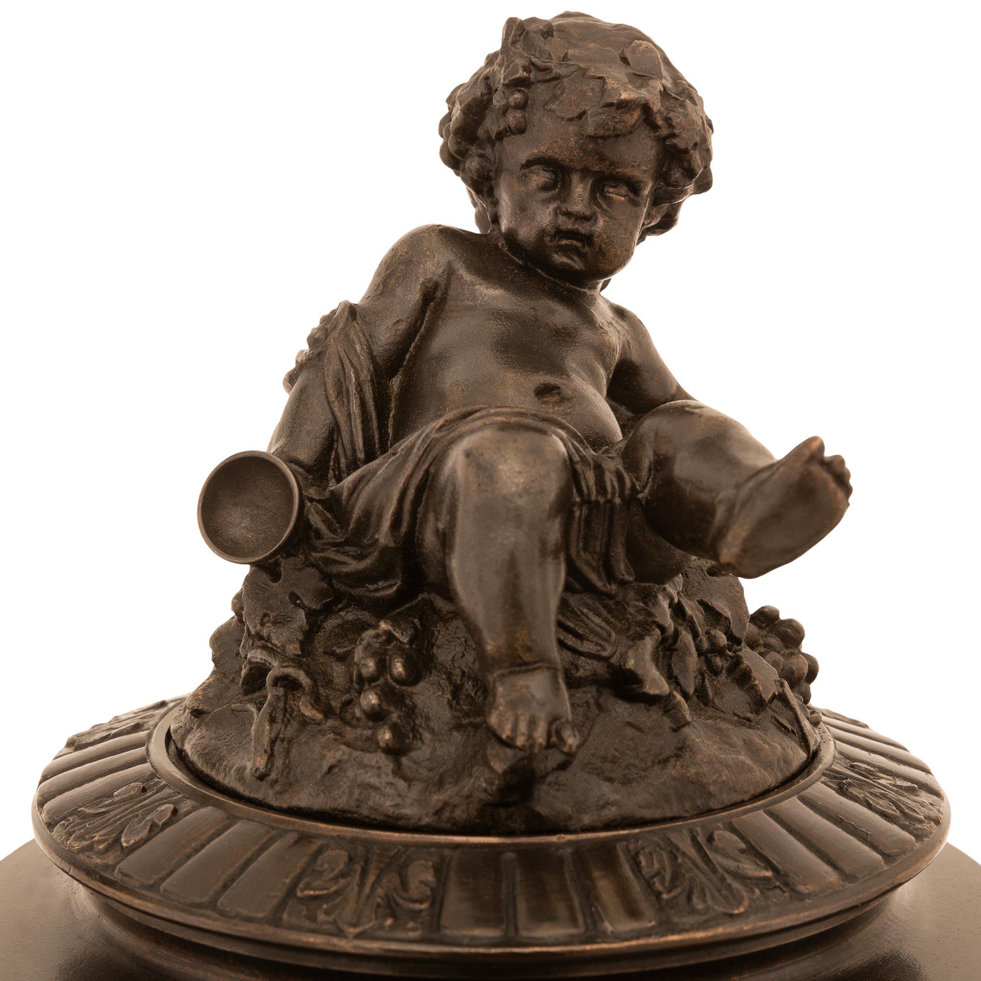 Francese Coppia di urne con coperchio in bronzo francesi del XIX secolo, timbrate P.H. Mourey in vendita