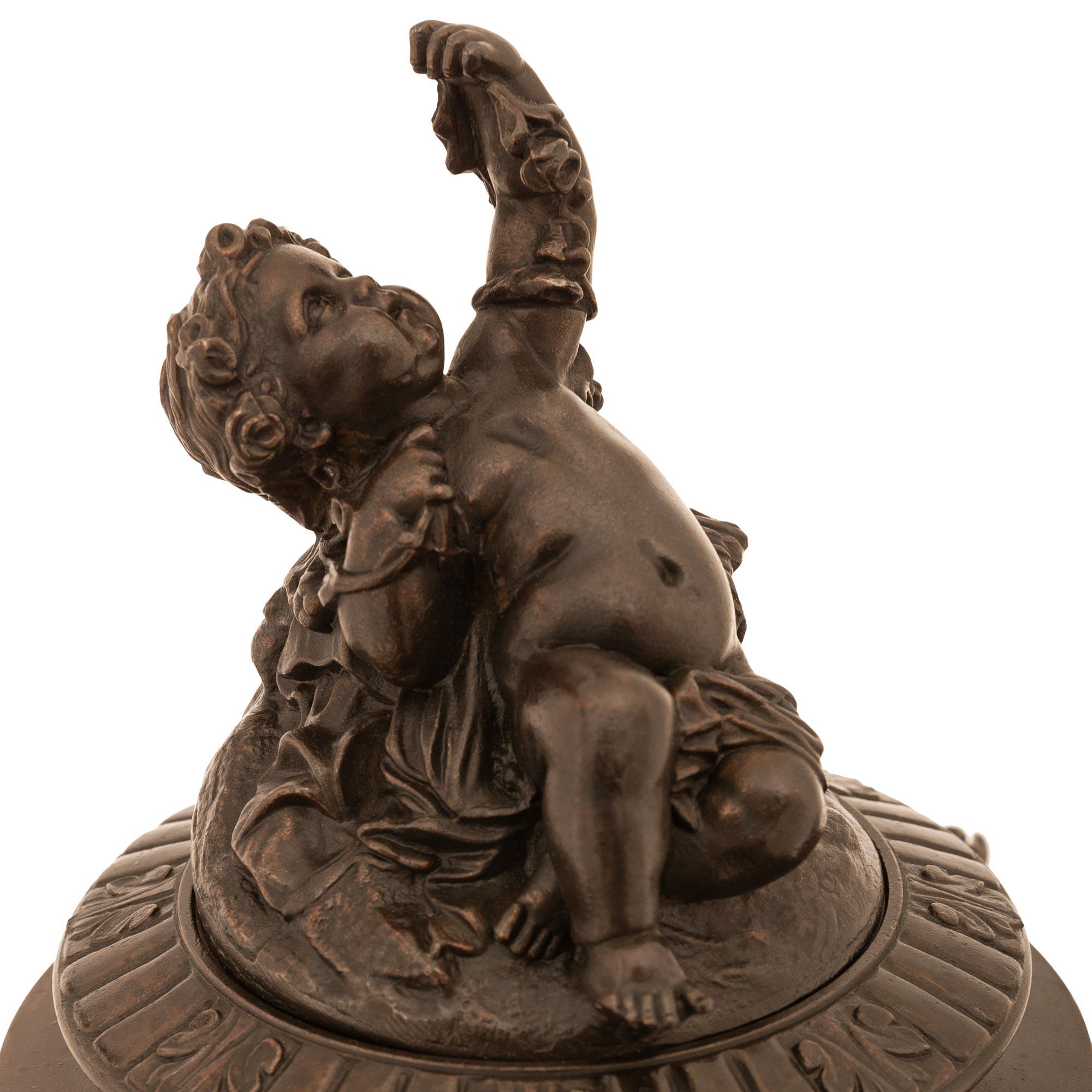 Patinato Coppia di urne con coperchio in bronzo francesi del XIX secolo, timbrate P.H. Mourey in vendita