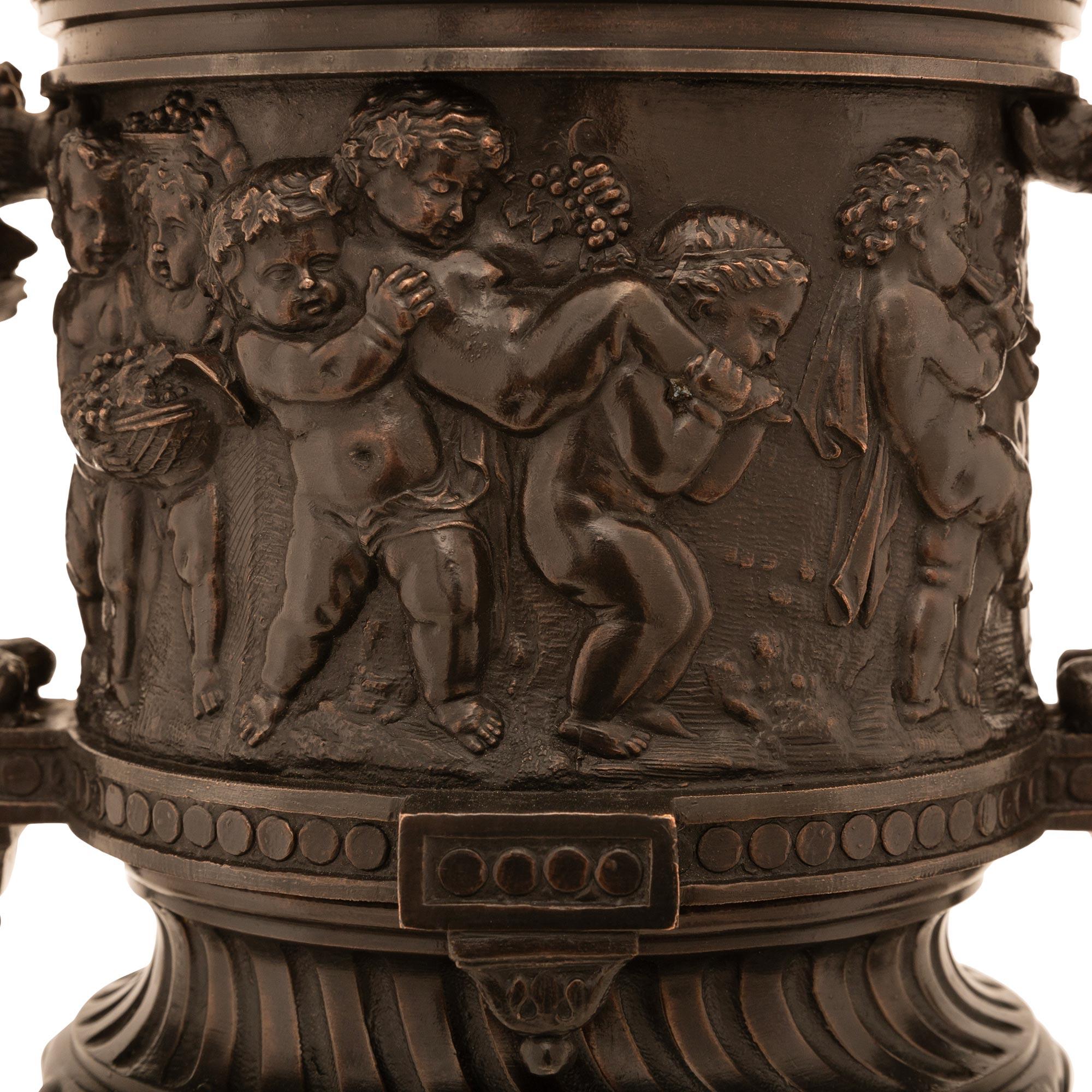Coppia di urne con coperchio in bronzo francesi del XIX secolo, timbrate P.H. Mourey In condizioni buone in vendita a West Palm Beach, FL